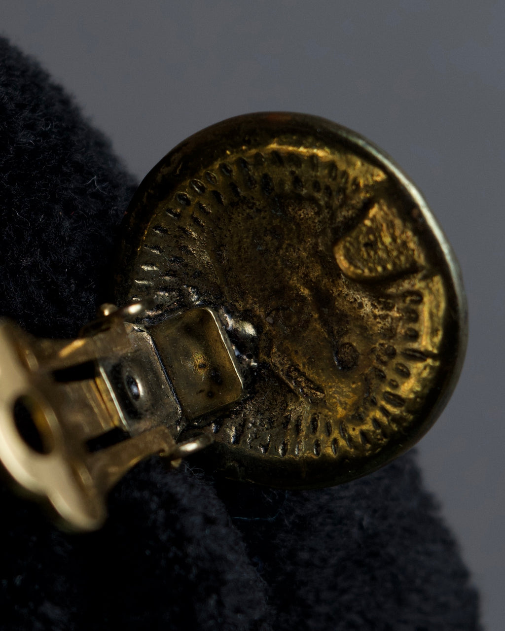 "CHANEL" Coco mark engraved gold earring