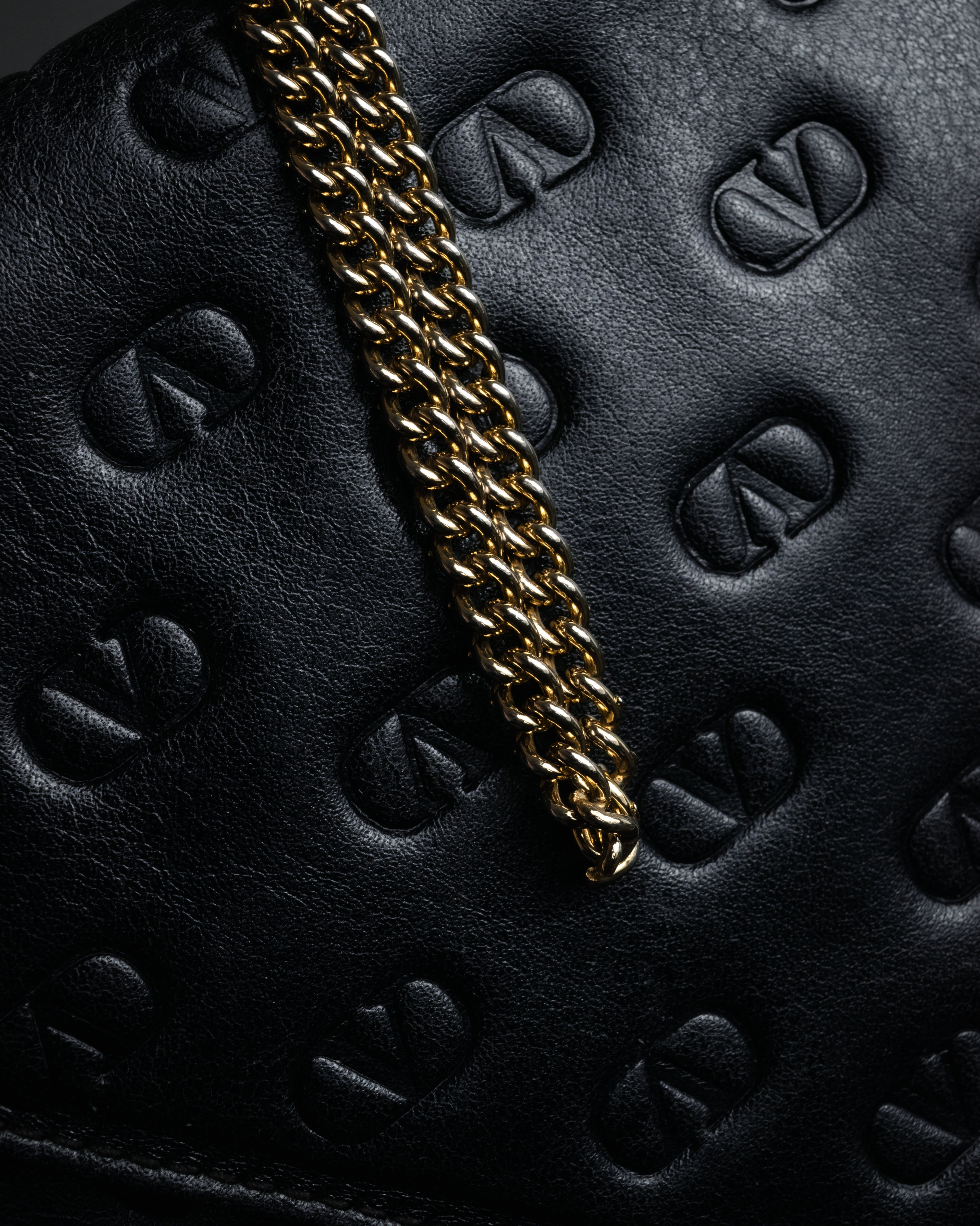 “VALENTINO” 80’s-90’s Embossed V logo chain clutch bag