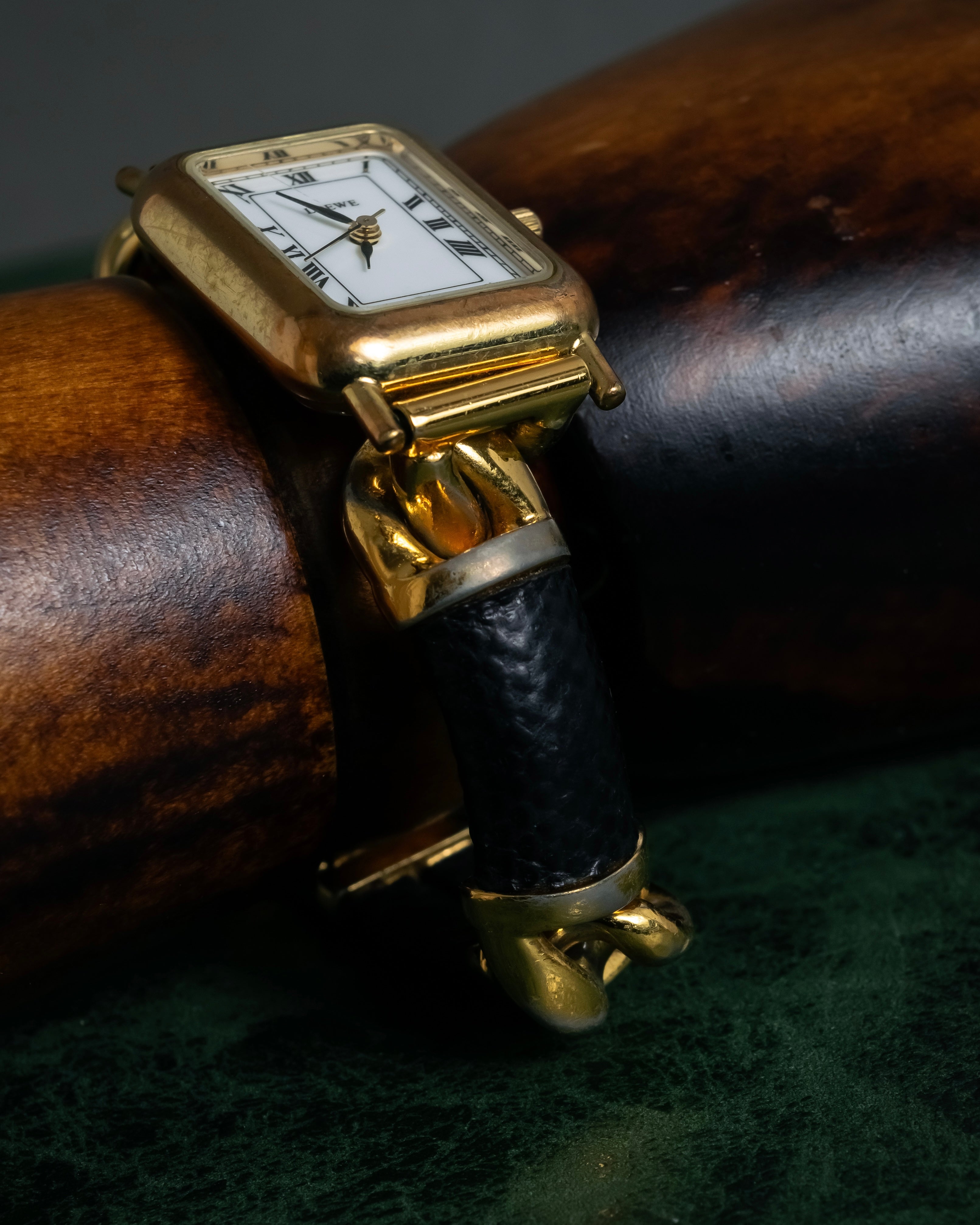 "LOEWE" 90's Square forum relief design watch