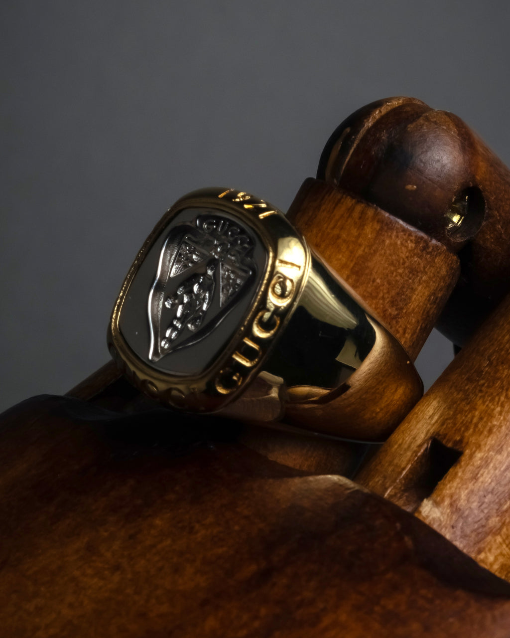"GUCCI" Coat of arms engraved design ring