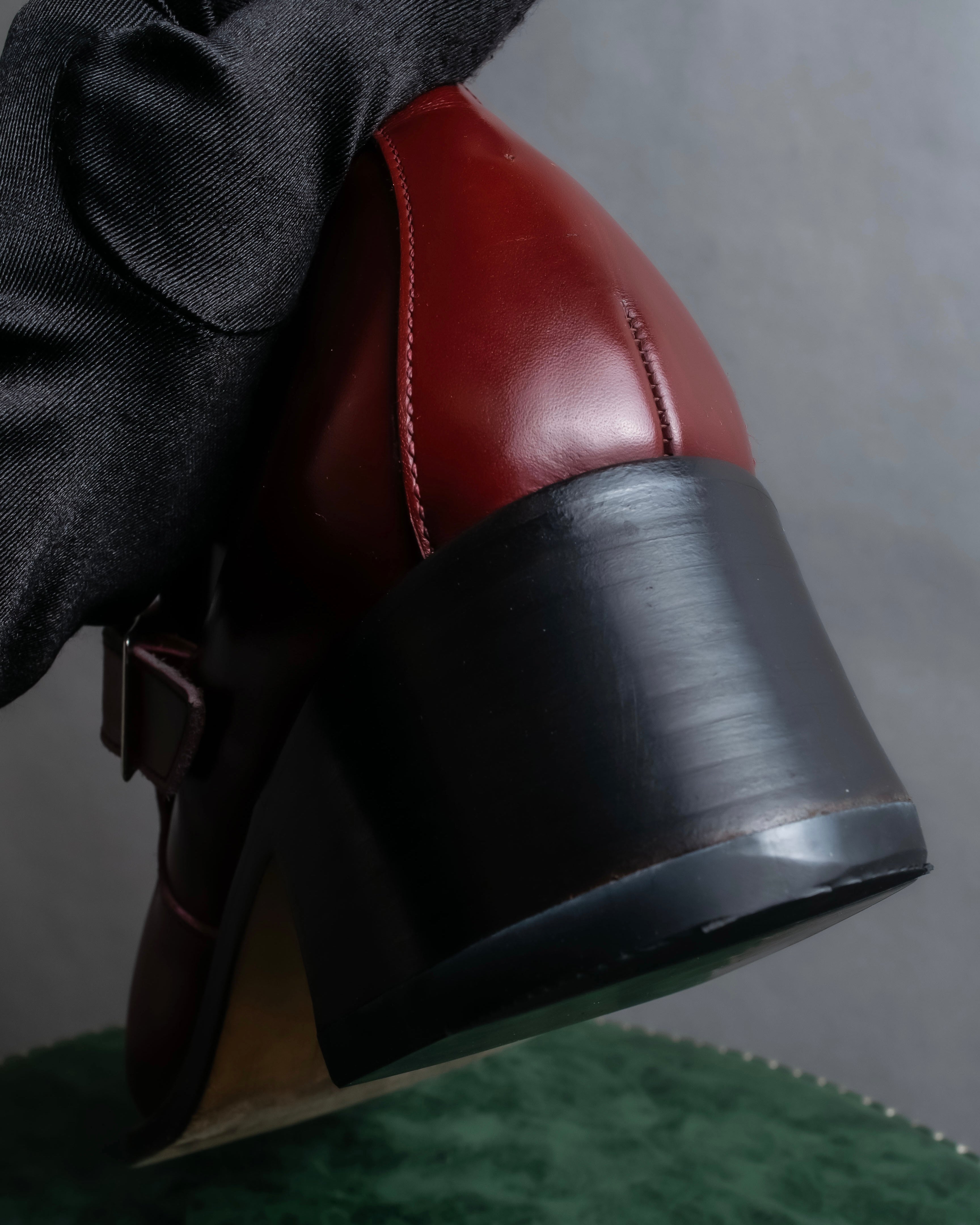 "tricot COMME des GARCONS"
 Belted heel leather pumps