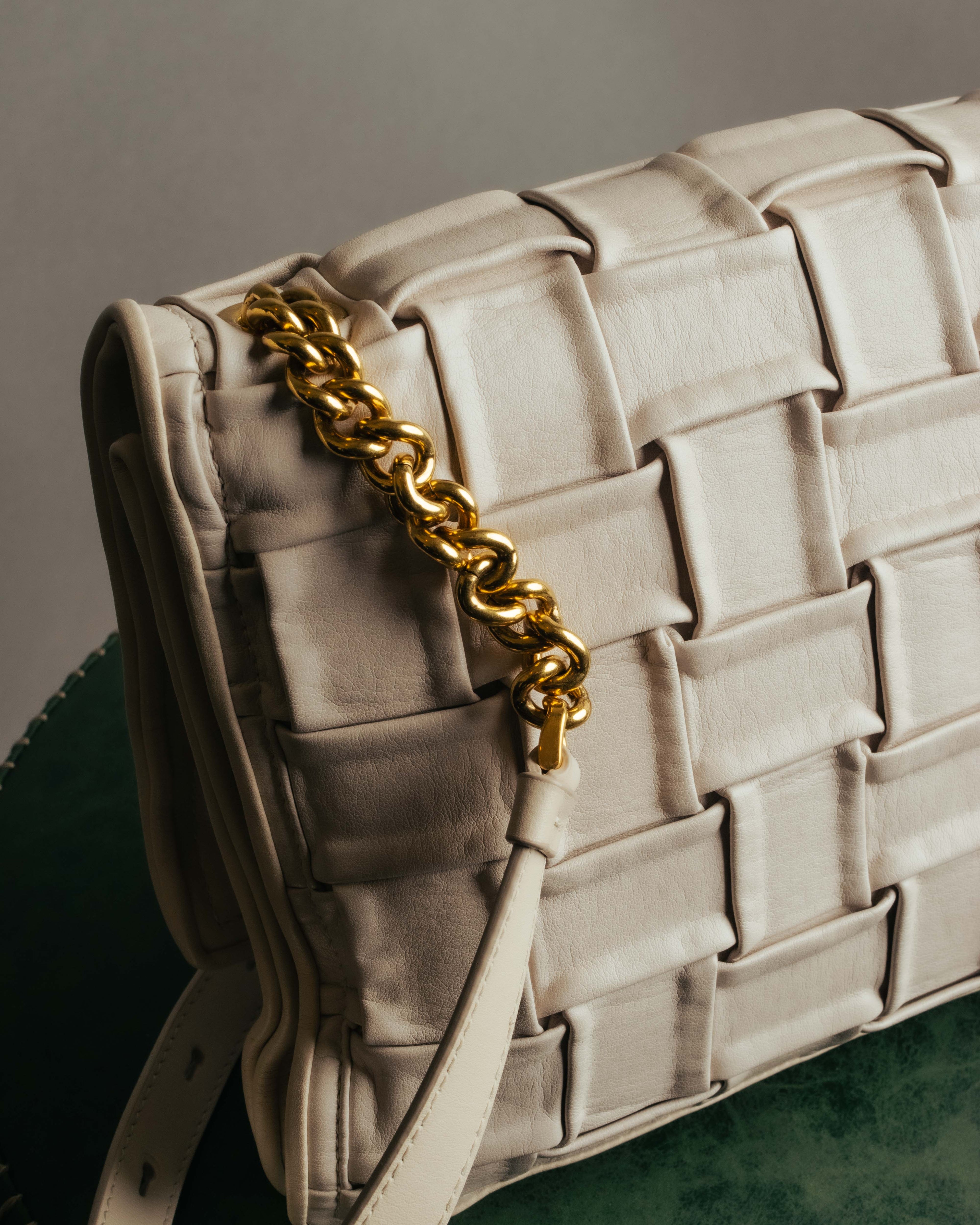 -SPECIAL- “Salvatore Ferragamo” 2020-2022 Woven vara chain shoulder bag