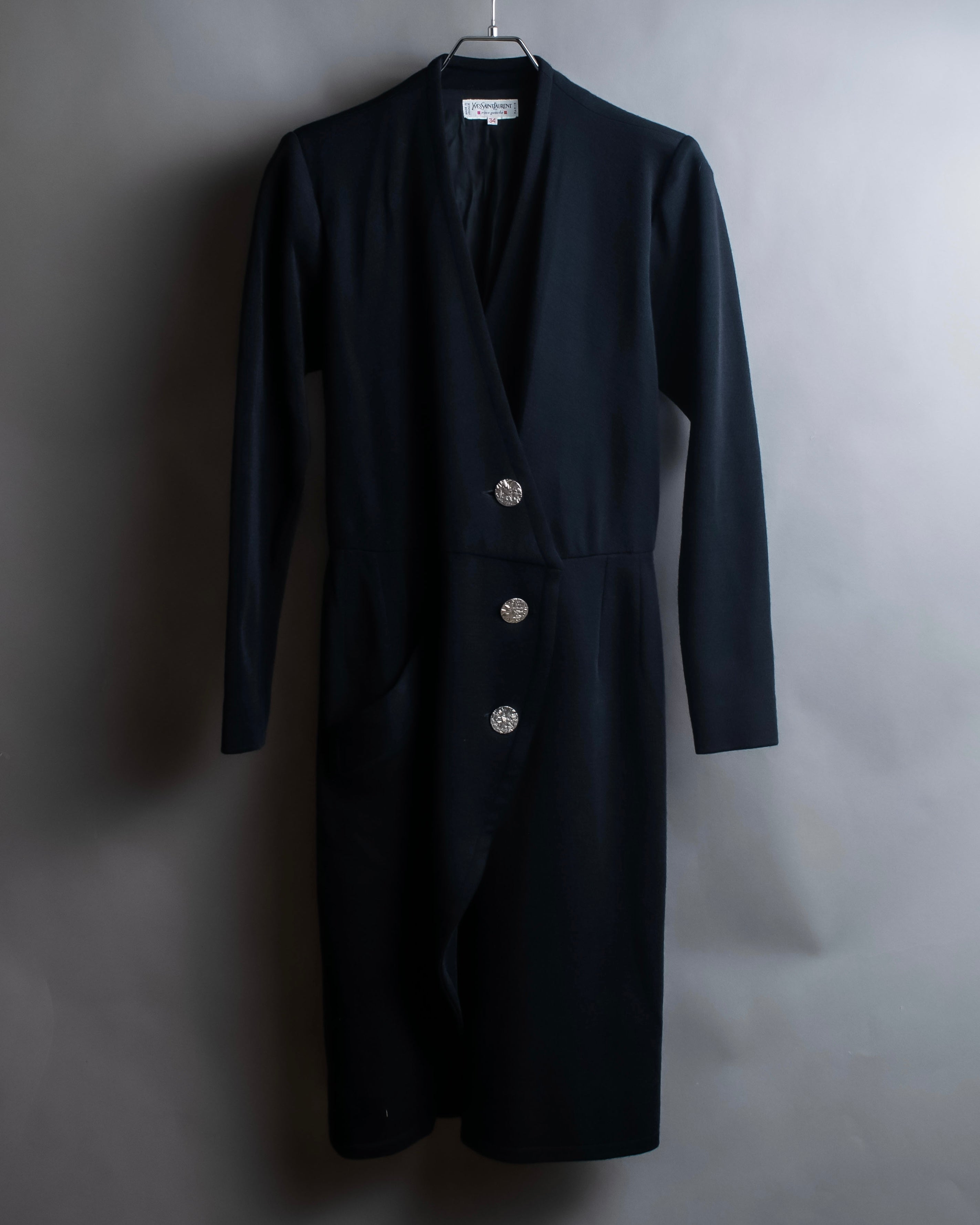 "Yves Saint Laurent Rive Gauche"
Beautiful button design no-collar coat