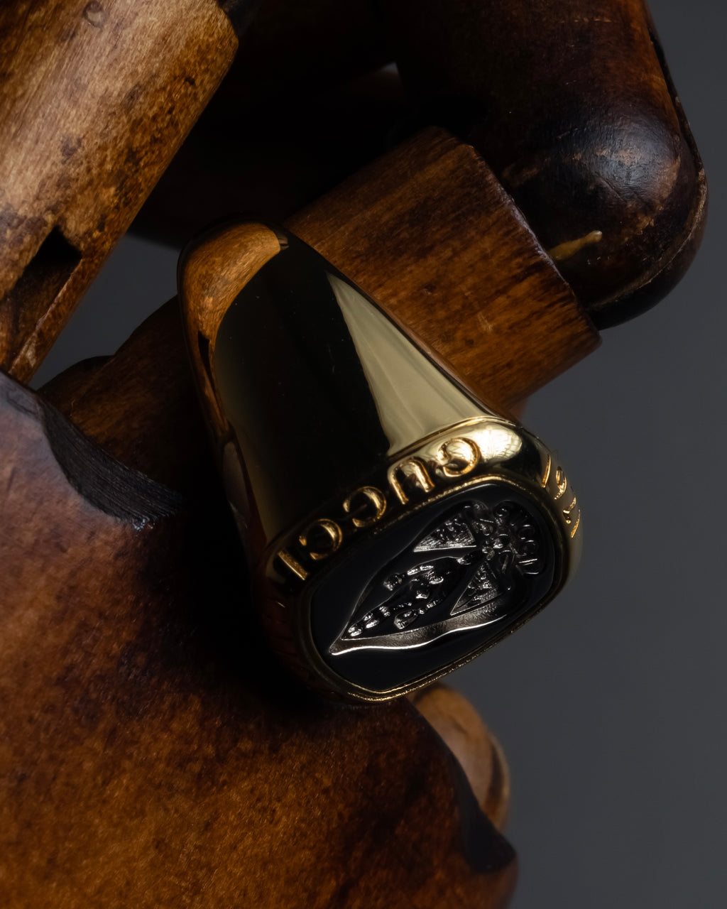 "GUCCI" Coat of arms engraved design ring