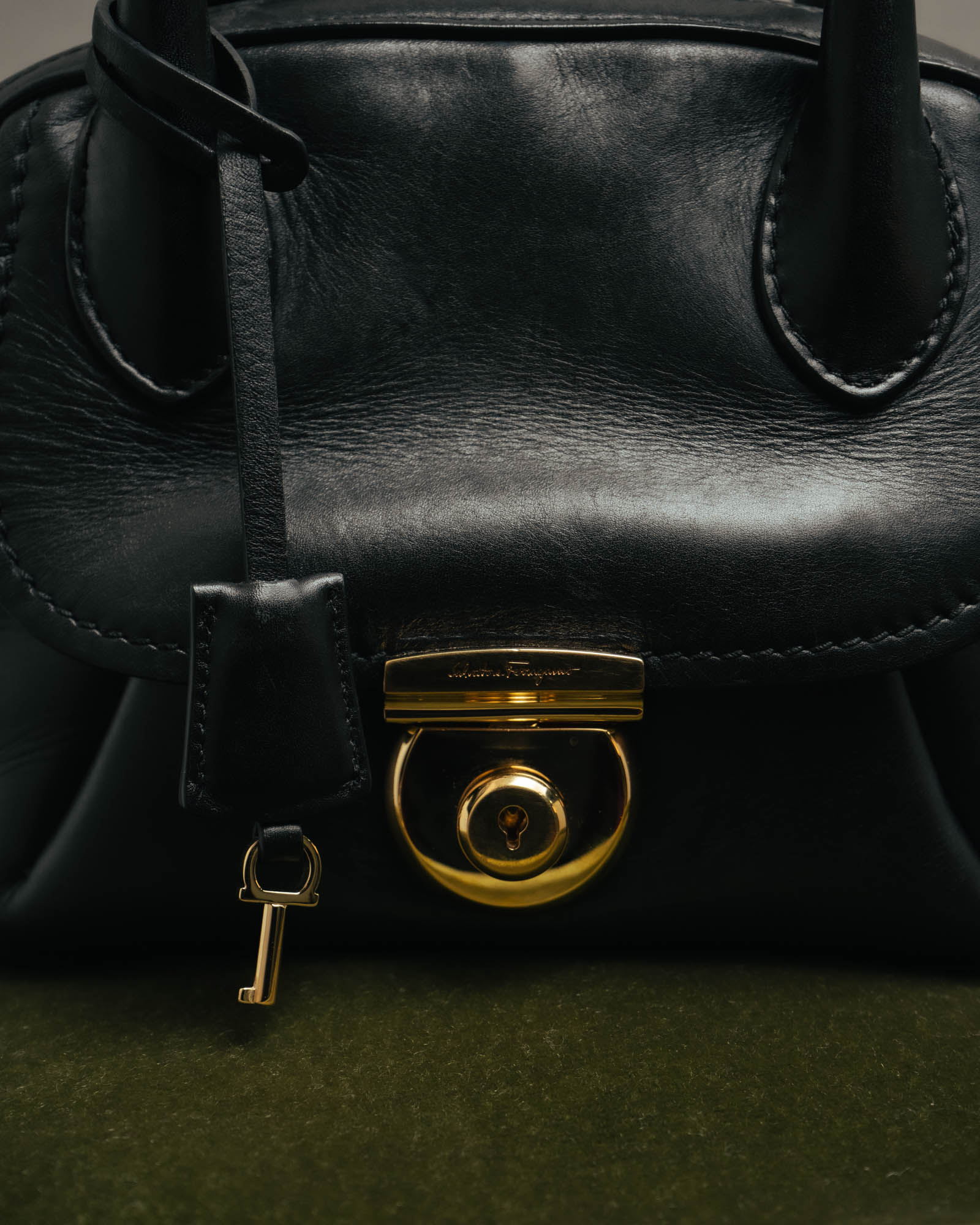 –SPECIAL– “Salvatore Ferragamo“ 00’s-10’s Black leather dome handbag