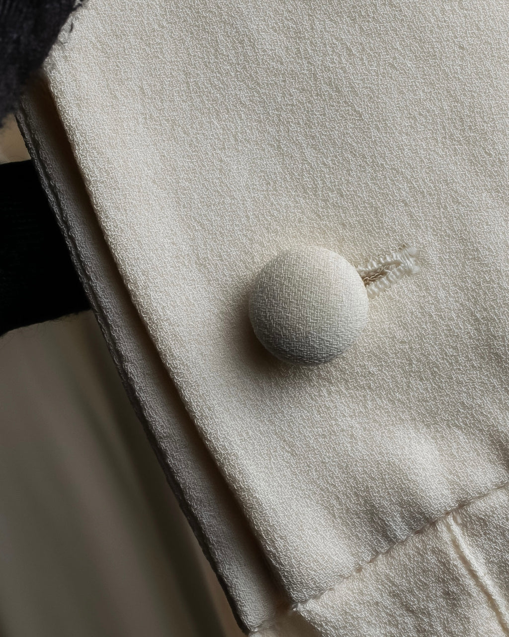 Camisa de seda con bordado en forma de logotipo "Alexandar McQueen" sin cuello