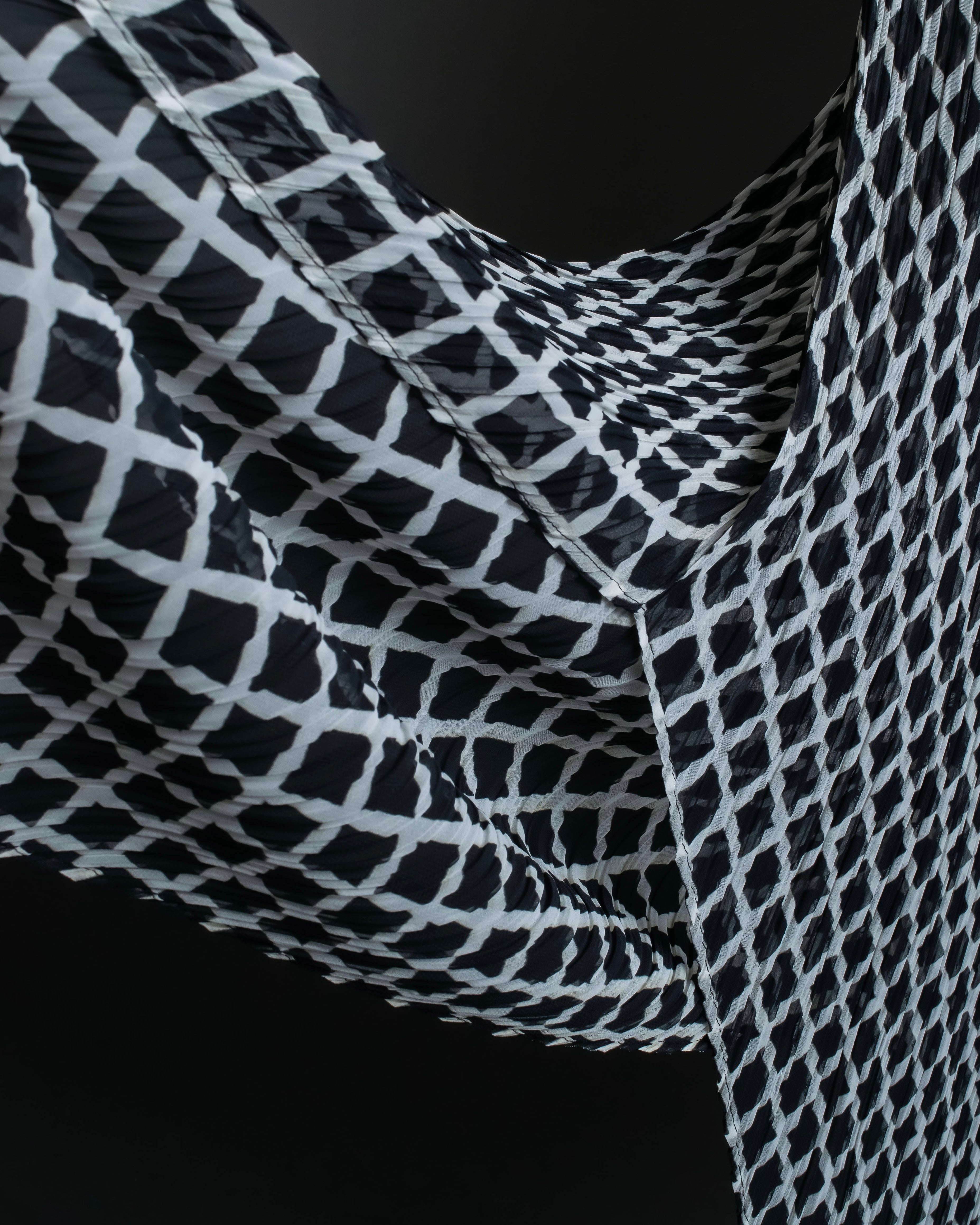 "ISSEY MIYAKE White label"
 Tailcoat design sleeveless dress