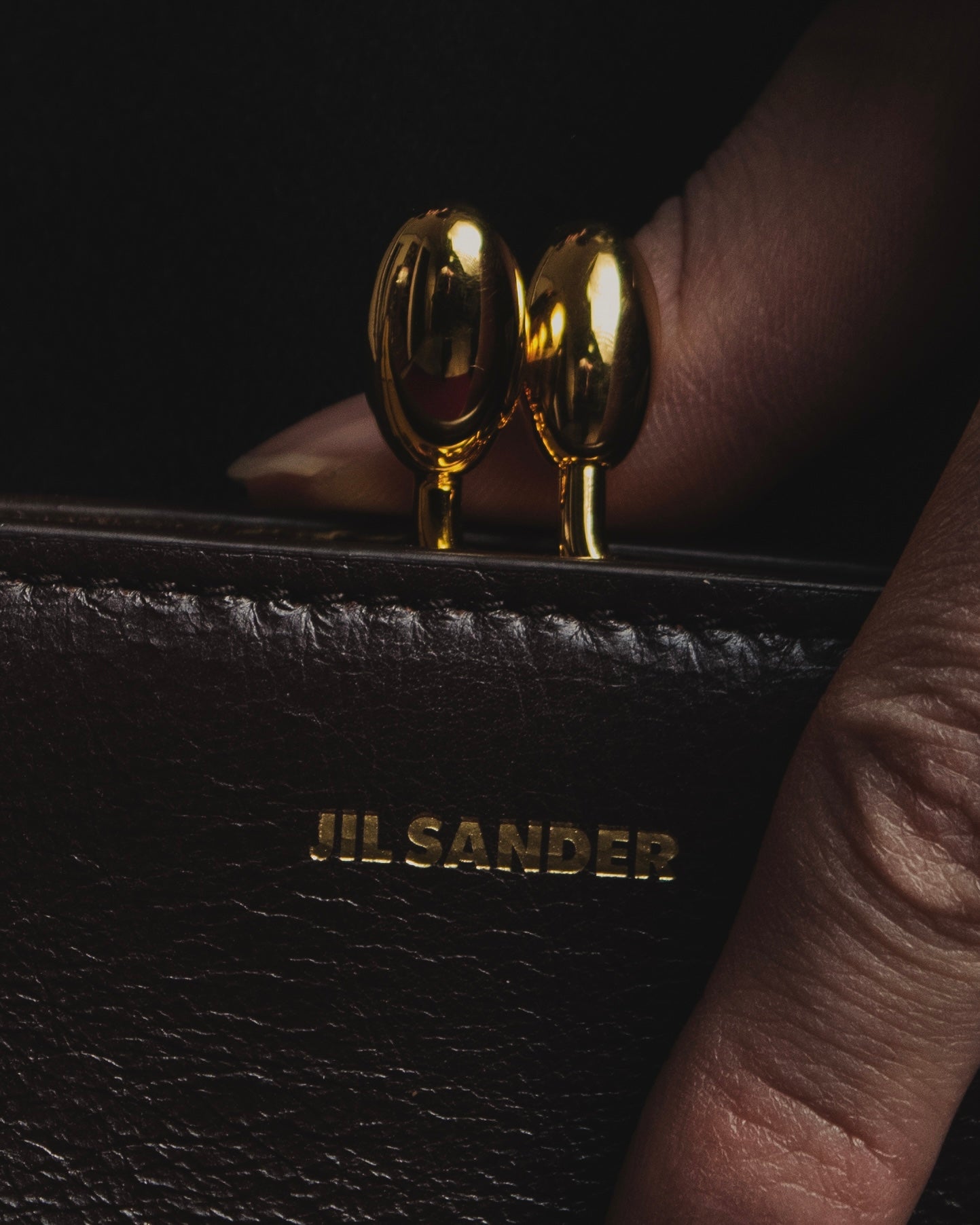 Bolso estructurado de cuero con marco Goji de "JIL SANDER"
