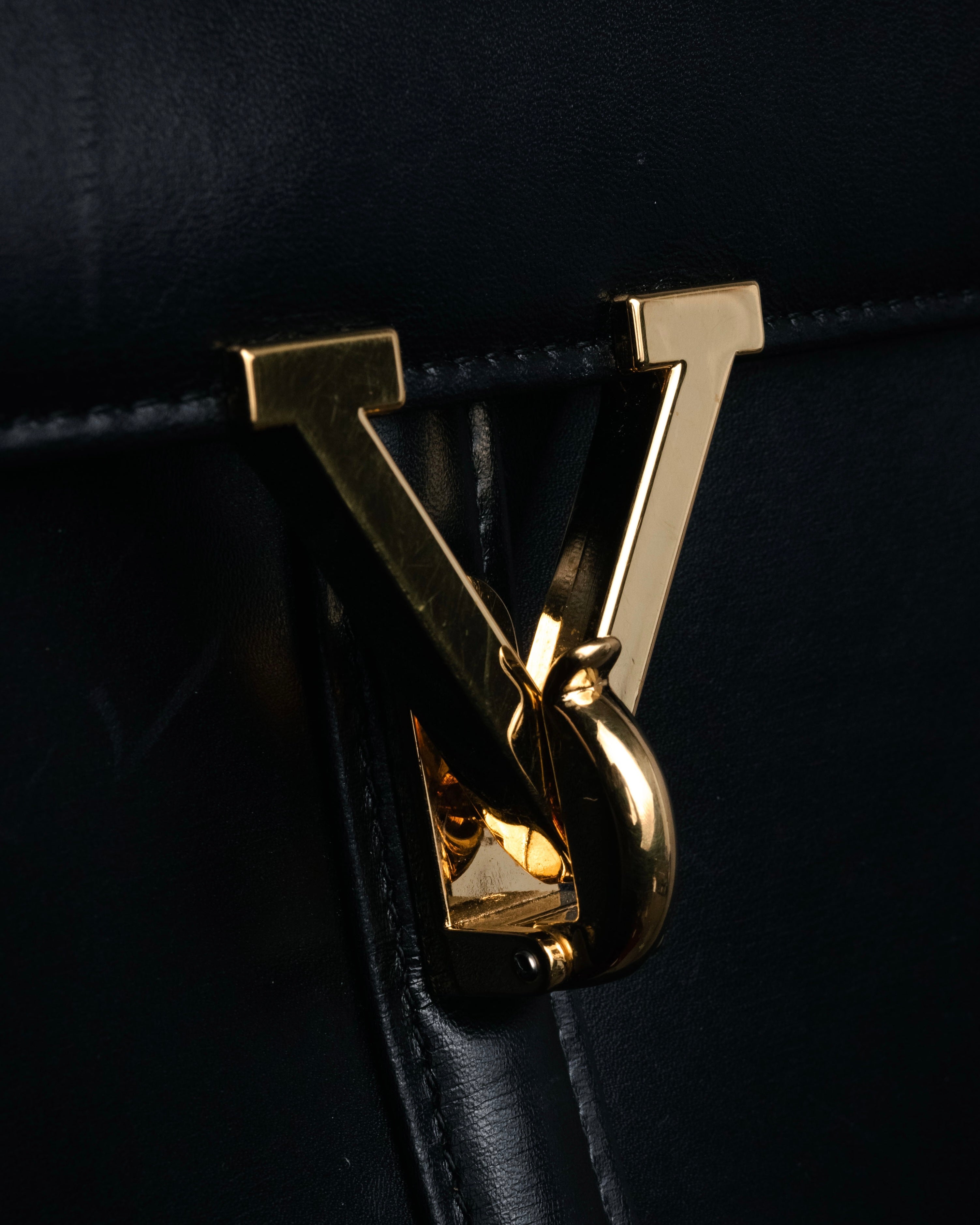 “VALENTINO GARAVANI” 80’s-90’s V clasp top handle bag