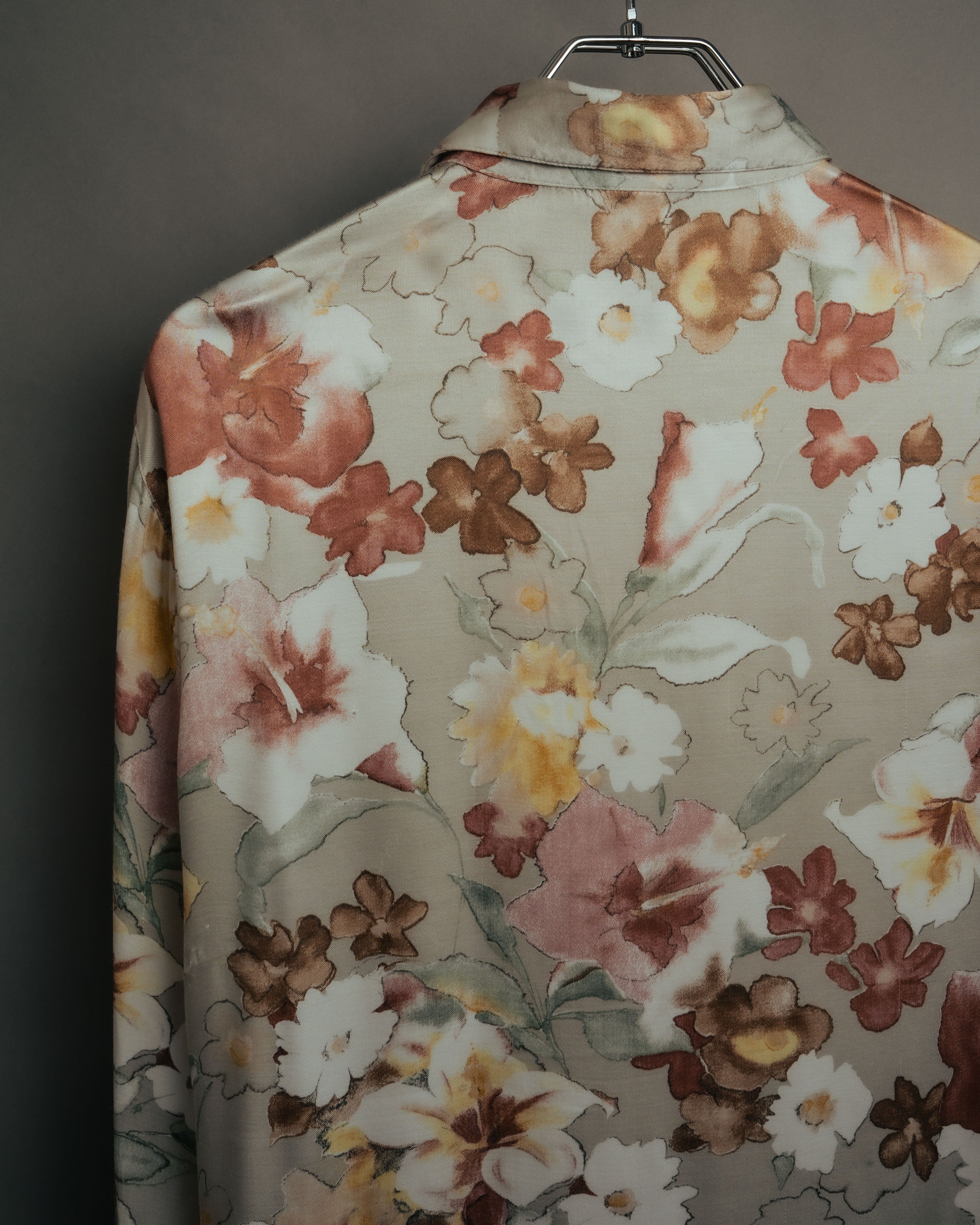 -MOOD Vintage Collections-
90’s-00’s Large floral print drape shirt