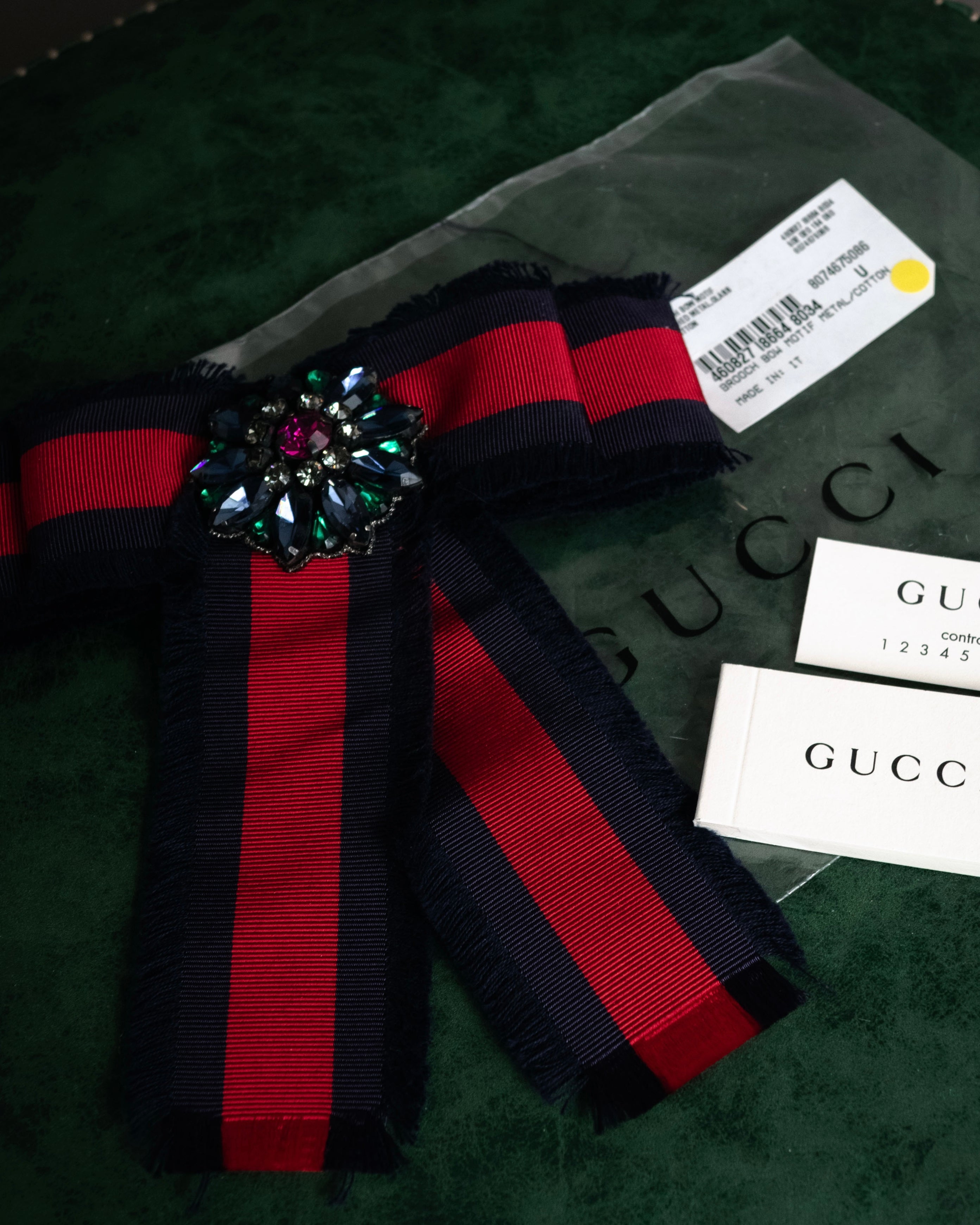 GUCCI (グッチ) - Web ストライプ クリスタル ボウ ブローチ