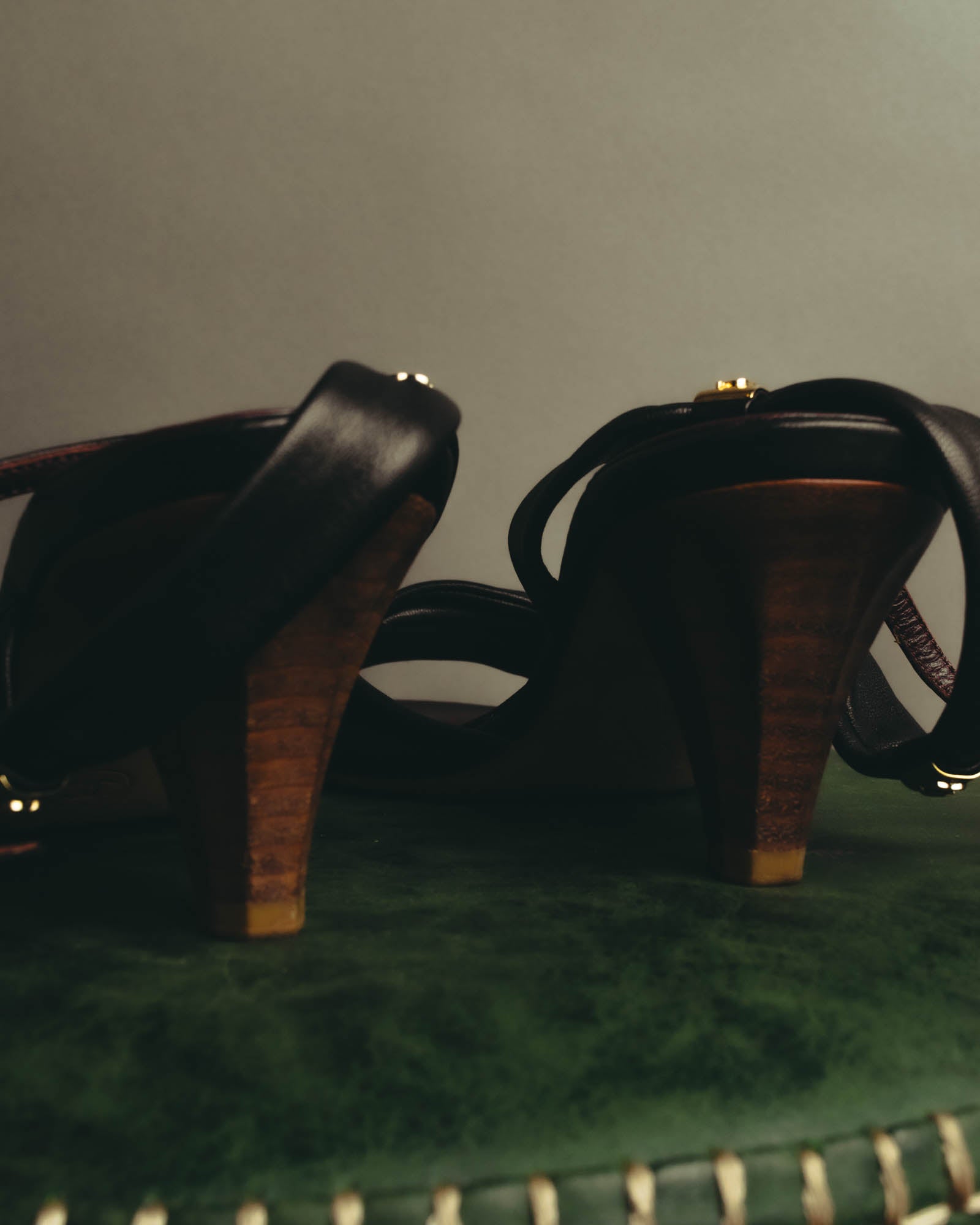 "CHANEL" 90's-00's Bow leather ankle strap sandals
