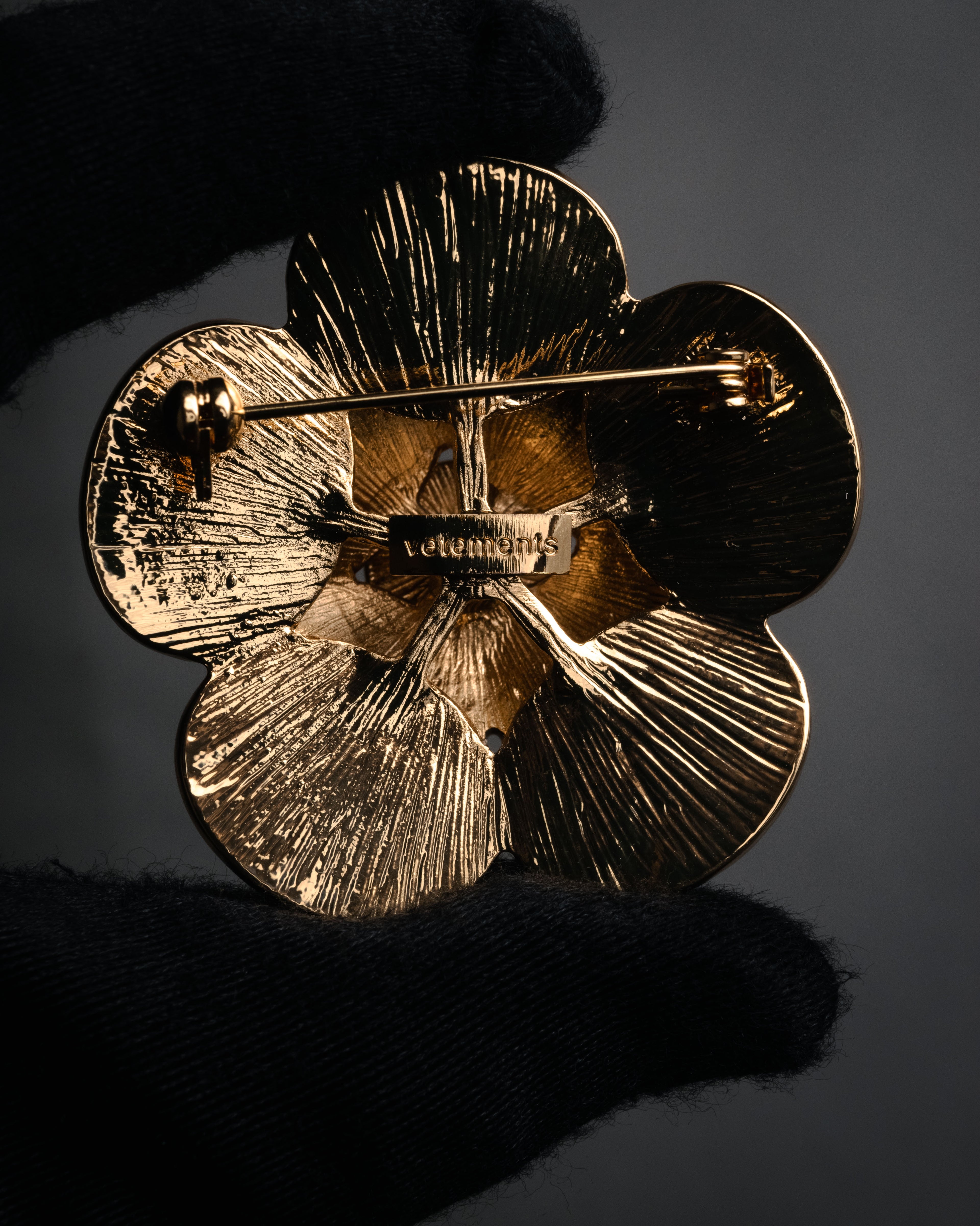 “VETEMENTS” 2017-2021 Archive-referenced mother of pearl flower brooch