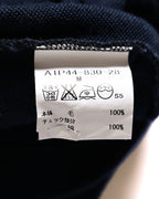 内側の洗濯表示タグに、素材表記として本体ウール100%・チェック部分コットン100%を記載したカット。品番「A1P44-830-28」とサイズMも確認できます。