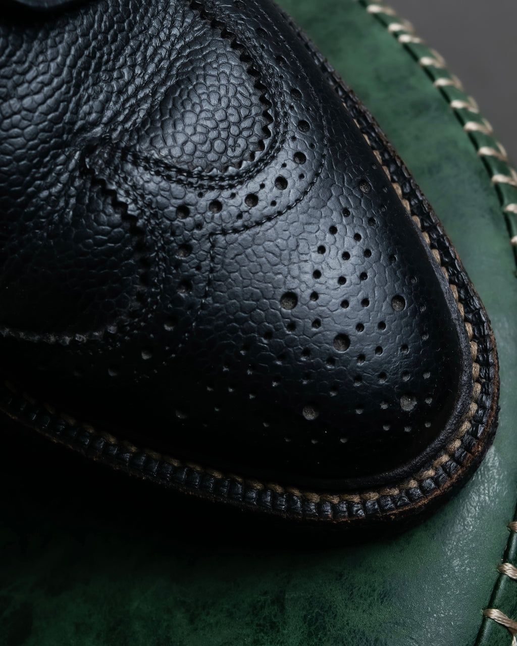 "THOM BROWNE" Wingtip design rubber sole leather shoes