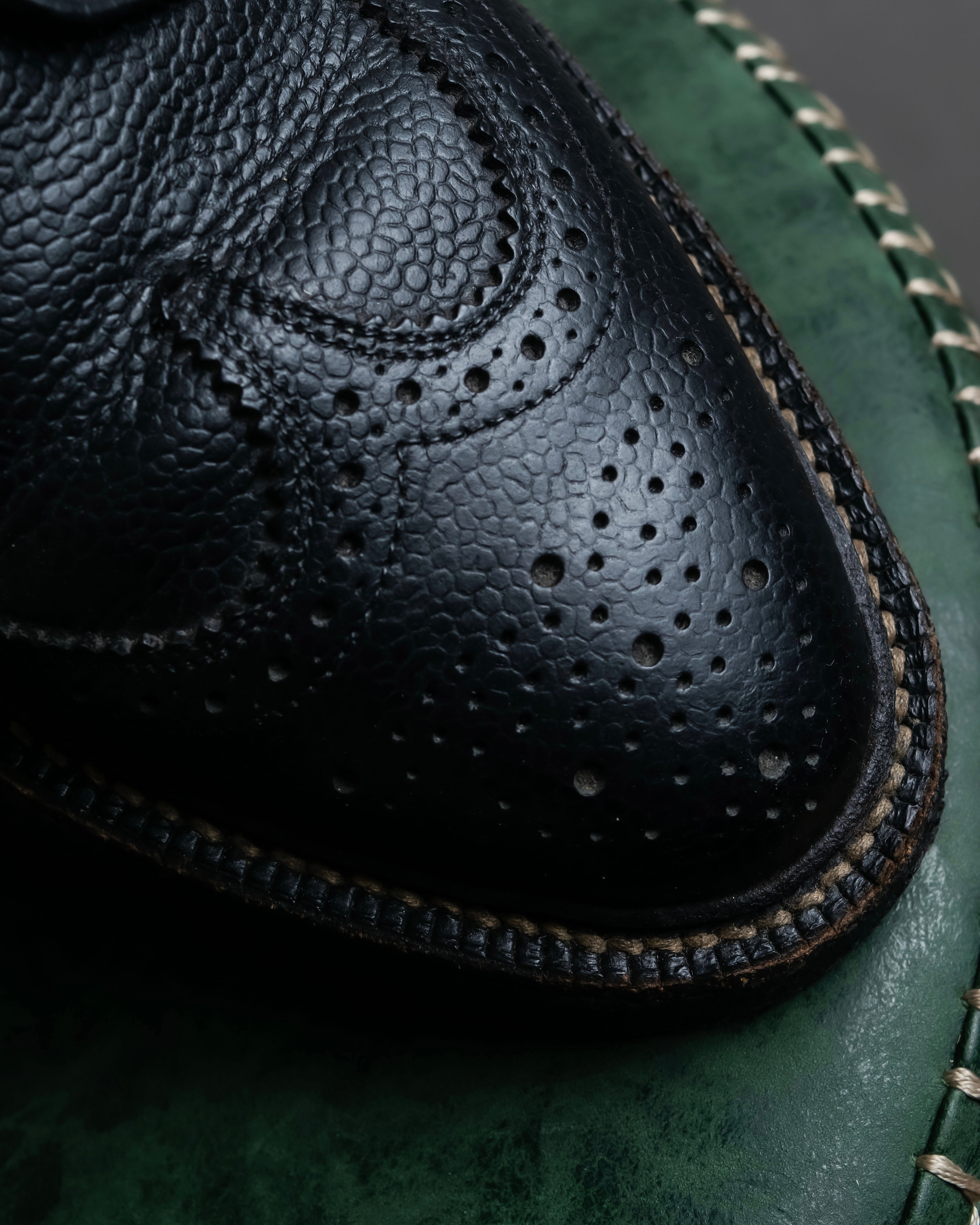 "THOM BROWNE" Wingtip design rubber sole leather shoes