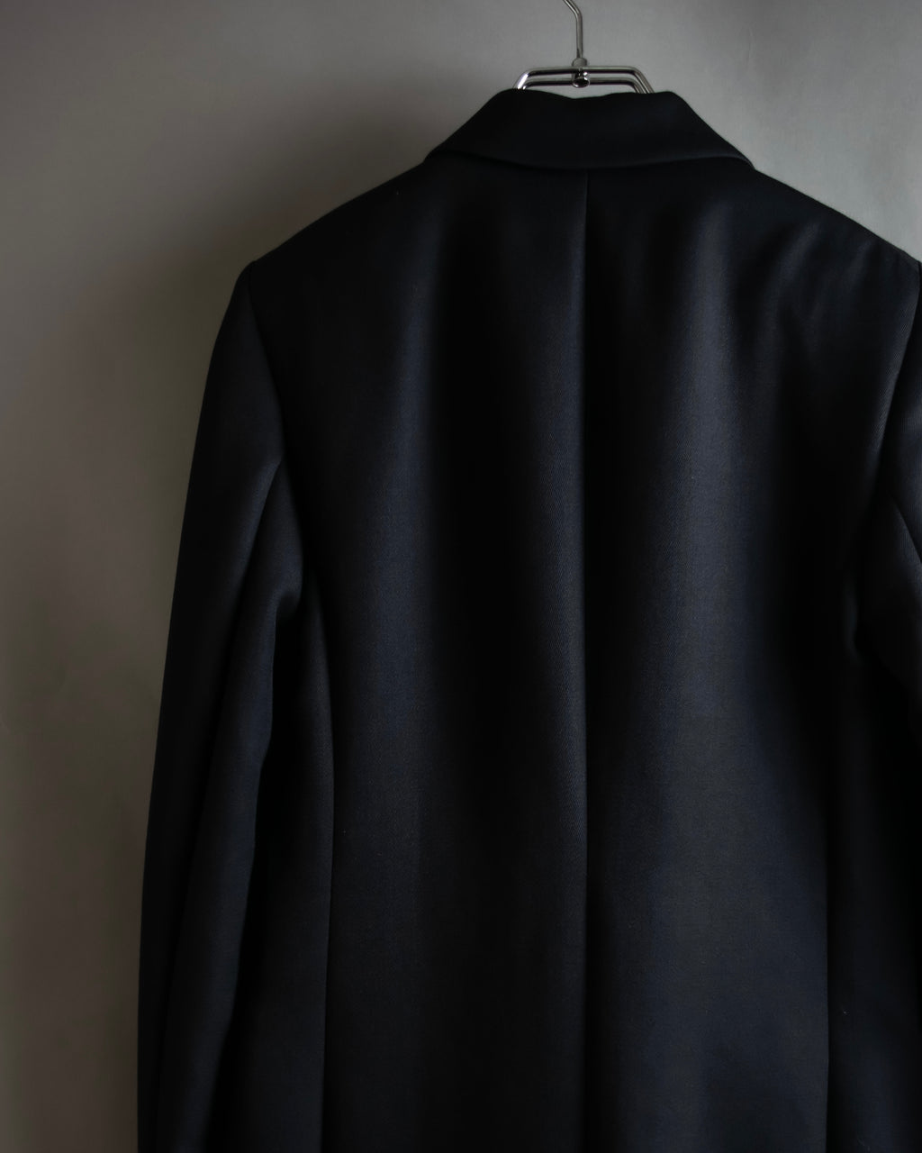 "HUGO BOSS" Satin switch lapel shaped tailored coat