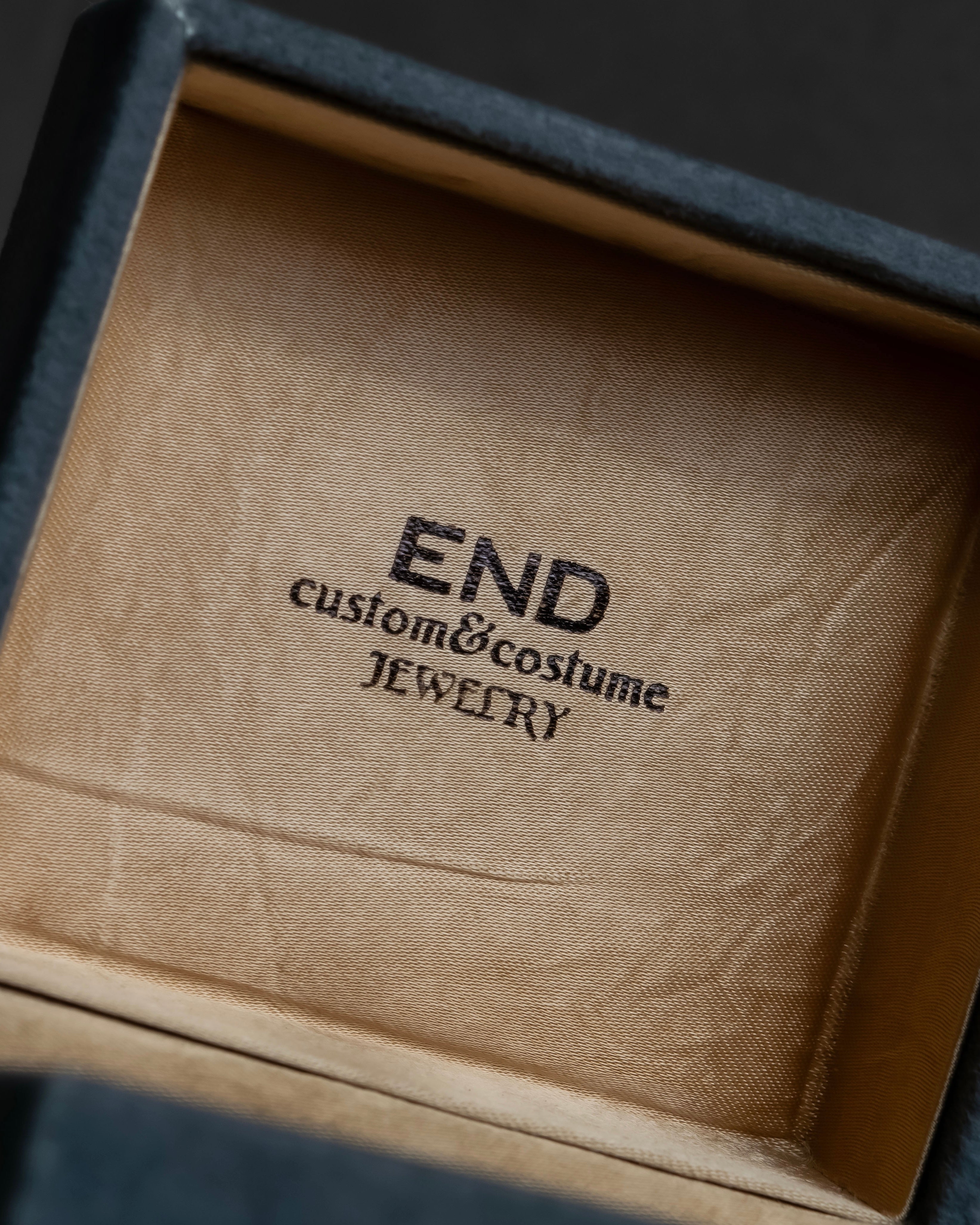 "END CUSTOM JEWELLERS" Square pattern wavy silver bangle