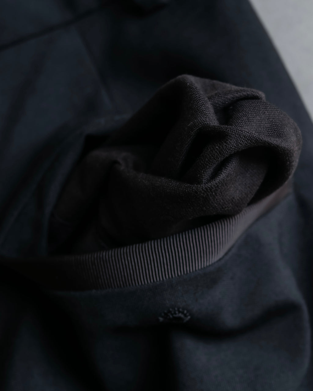 "sacai" Satin line design tapered slacks