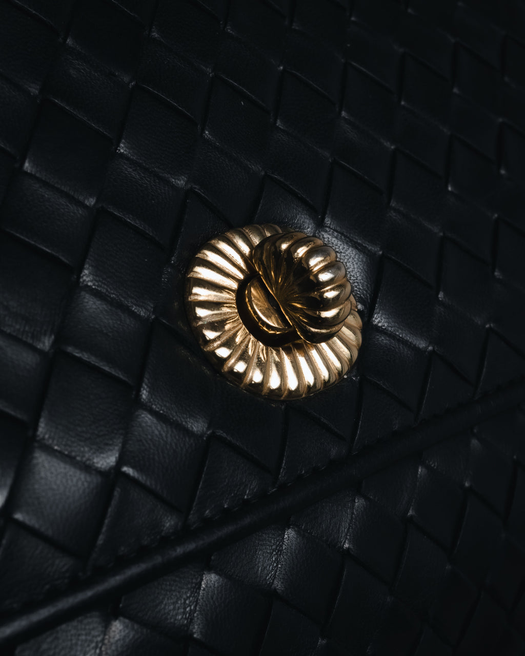 –SPECIAL– "BOTTEGA VENETA"
Late 80s–Early 90s Intrecciato trapezoid leather bag