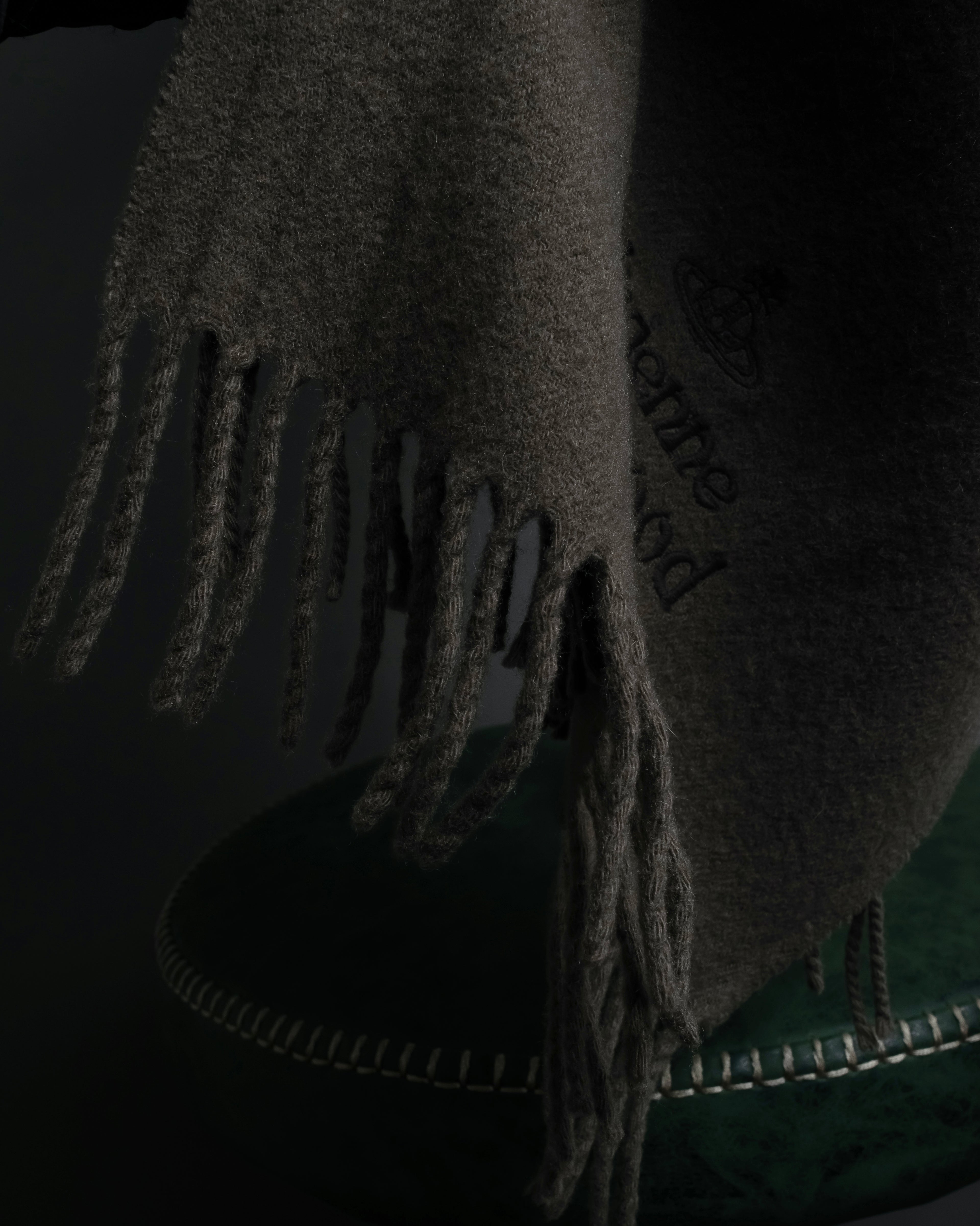 "Vivienne Westwood" Logo engraved wool long muffler