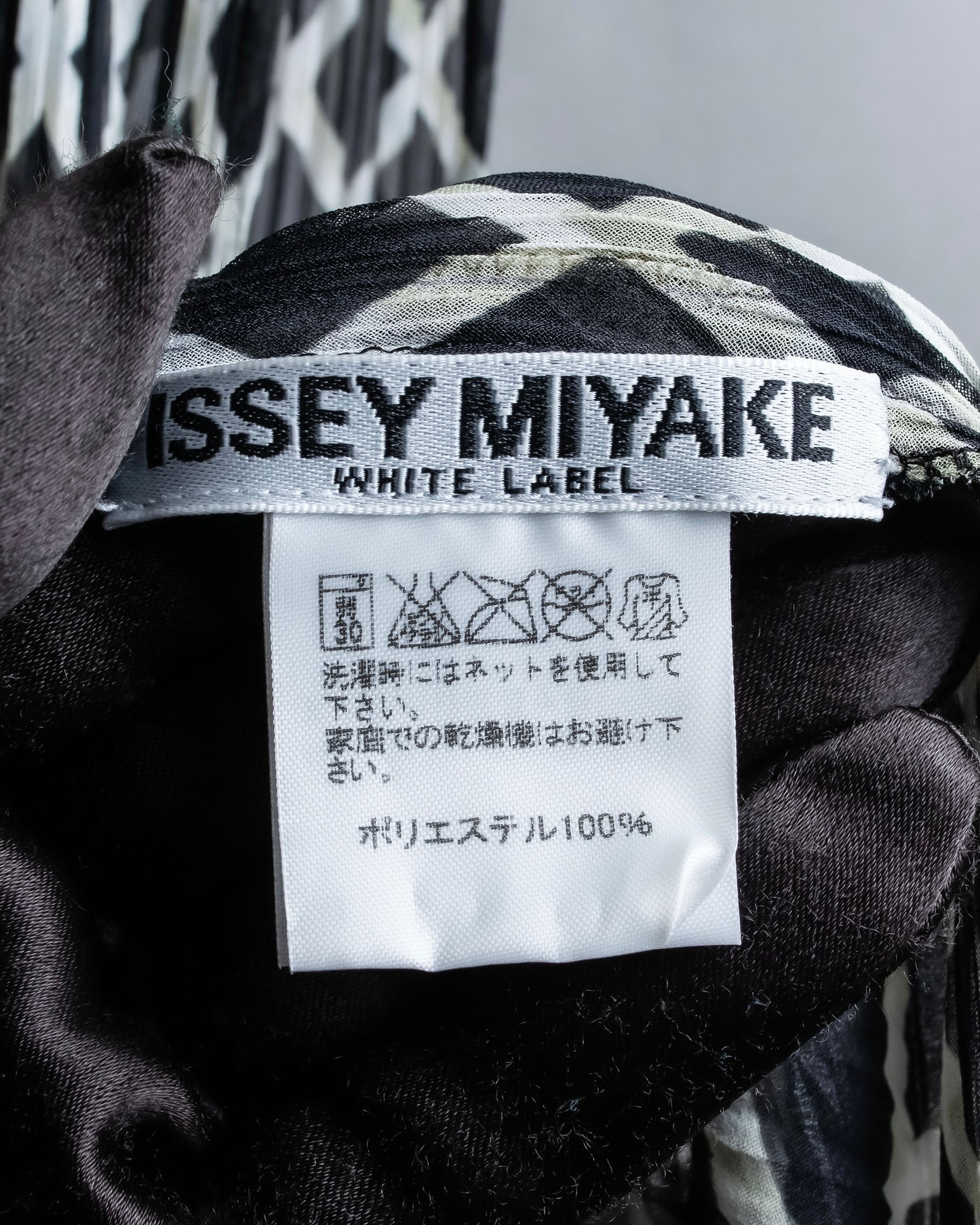 "ISSEY MIYAKE White label"
Tailcoat design sleeveless dress