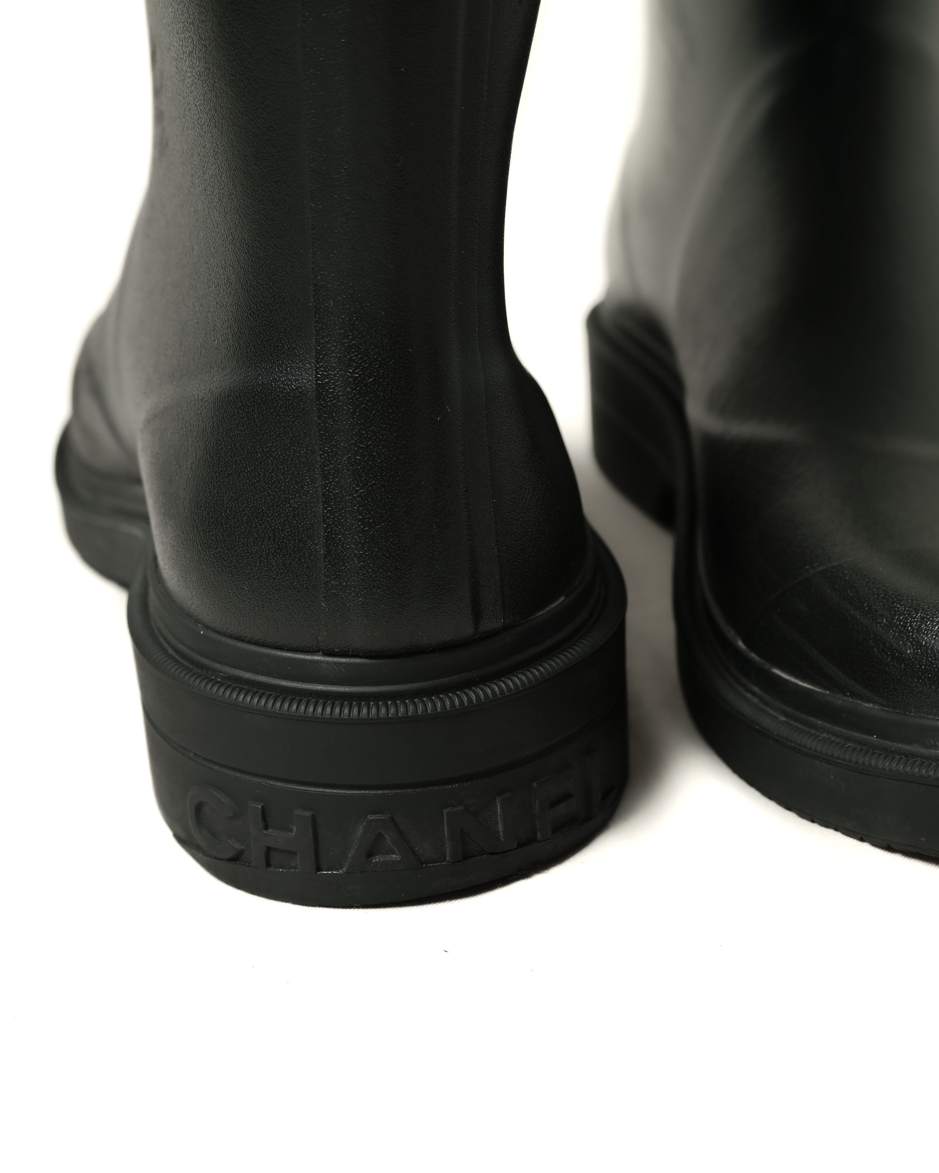 CHANEL
/ Black Rubber Rain Boots Coco Mark