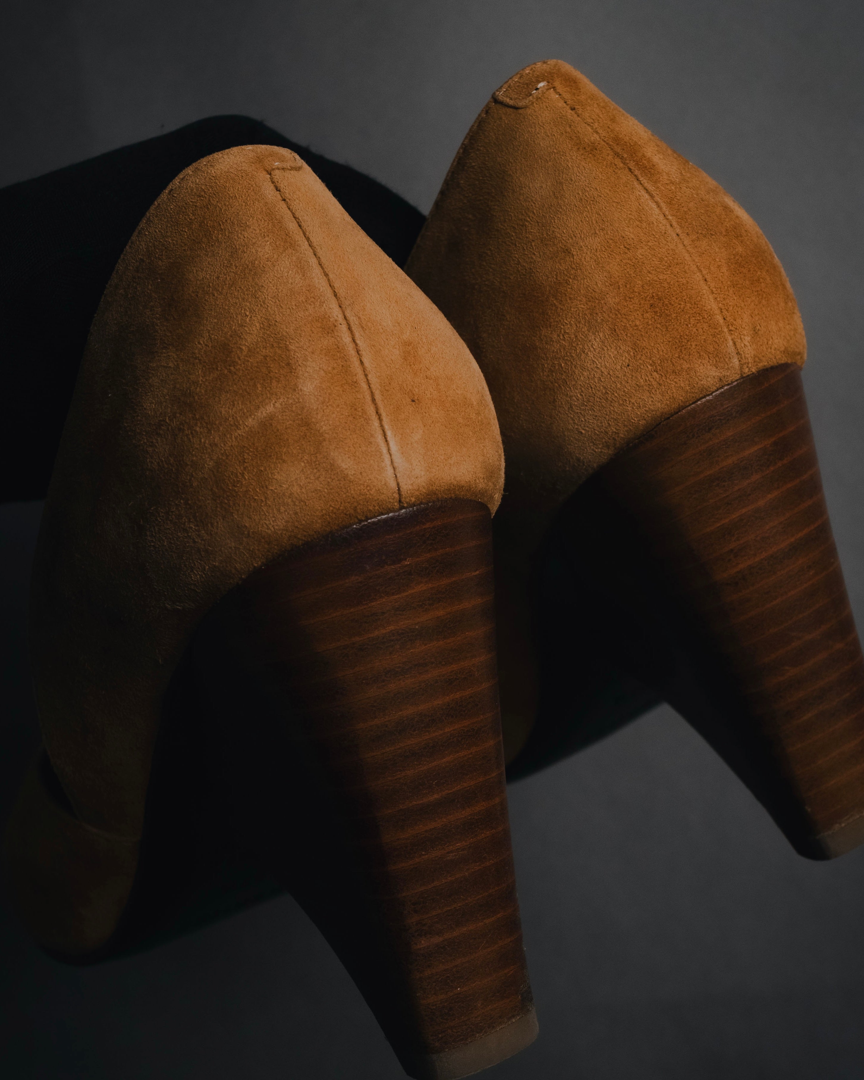 "HERMES" 00’s-10’s Suede V-cut  sculptural wood heel pumps