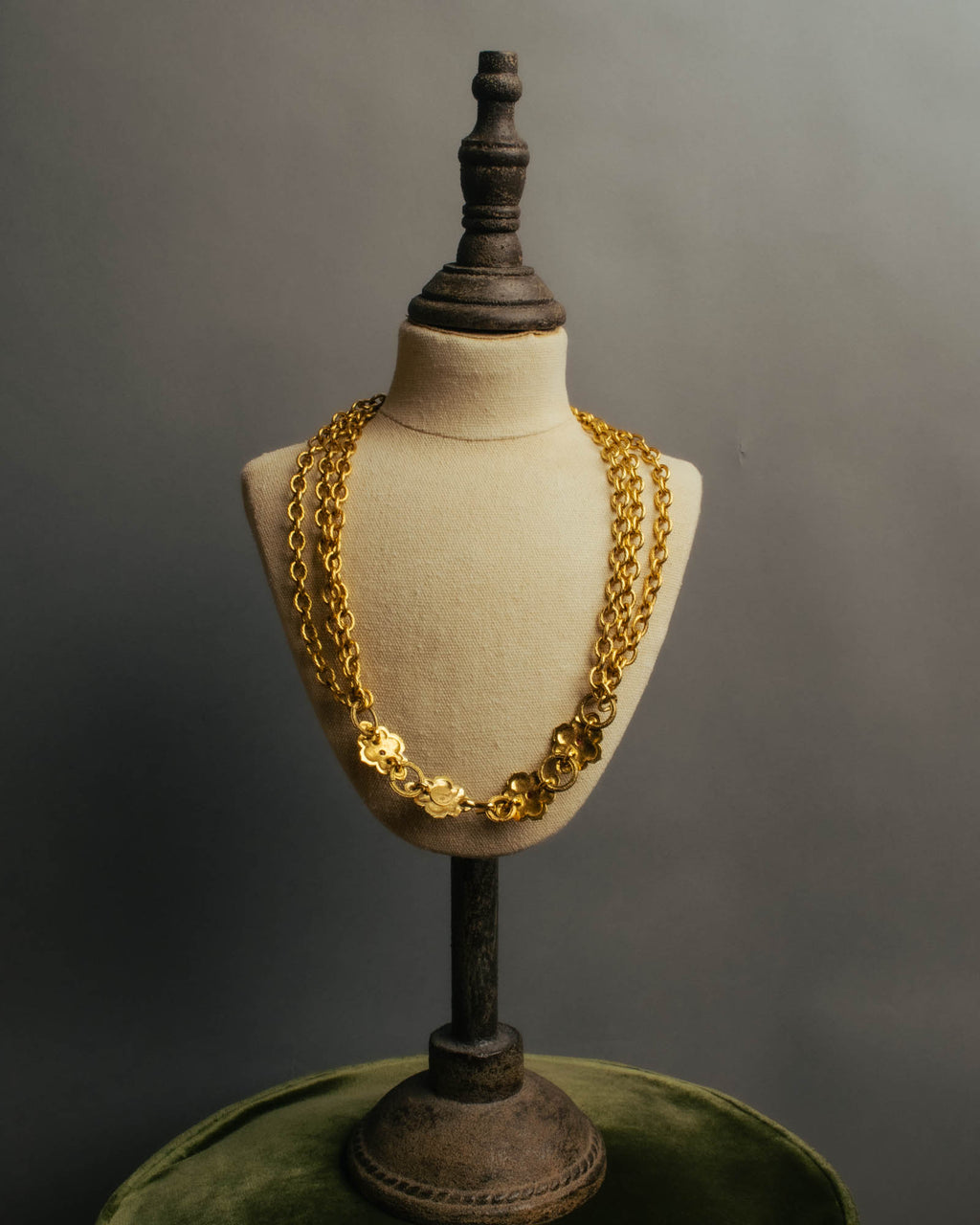 -SPECIAL- “CHANEL” 80’s-90’s ornate gold chain necklace