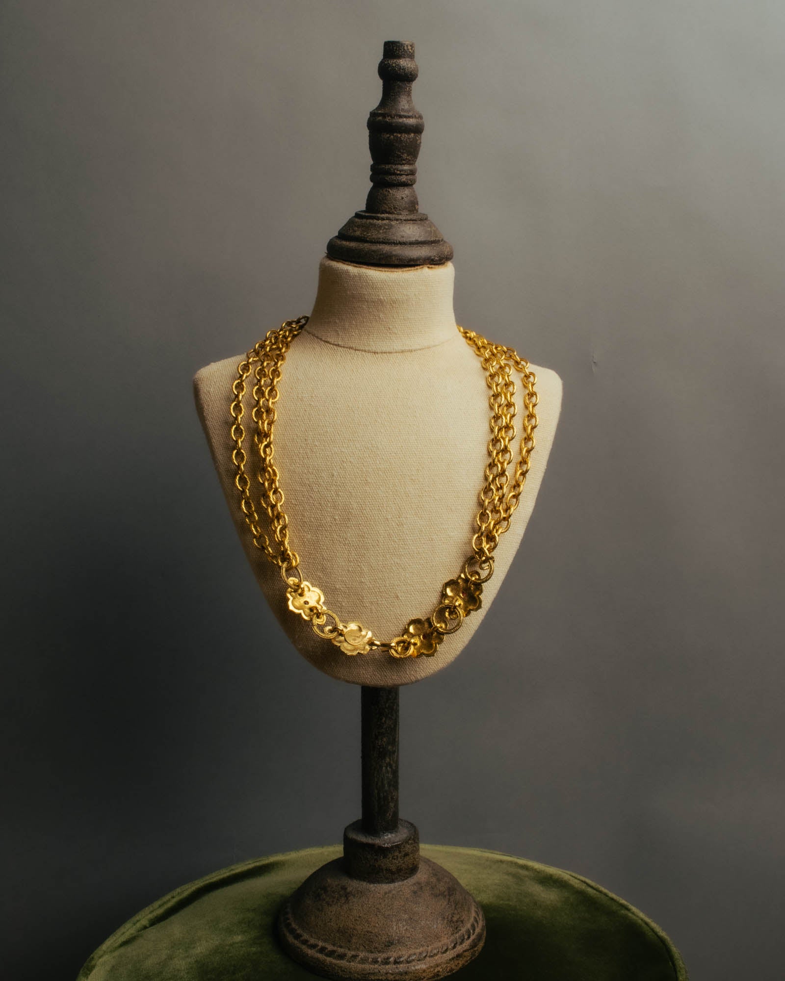 -SPECIAL- “CHANEL” 80’s-90’s ornate gold chain necklace
