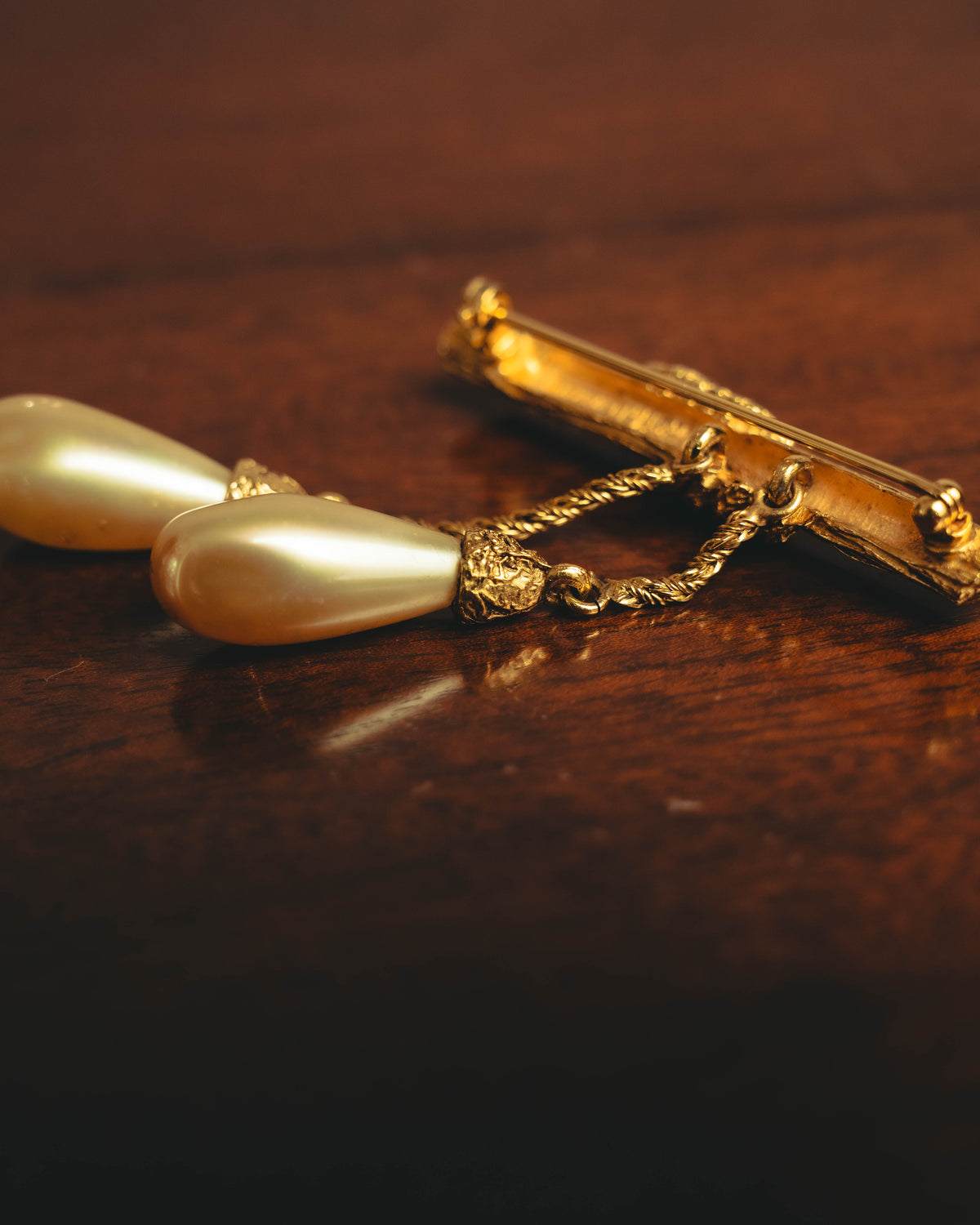 "CHANEL" 70's Sculptural faux pearl brooch