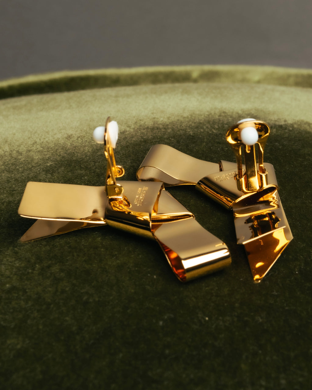 “JIL SANDER” 2021 sculptural ribbon metal clip earrings