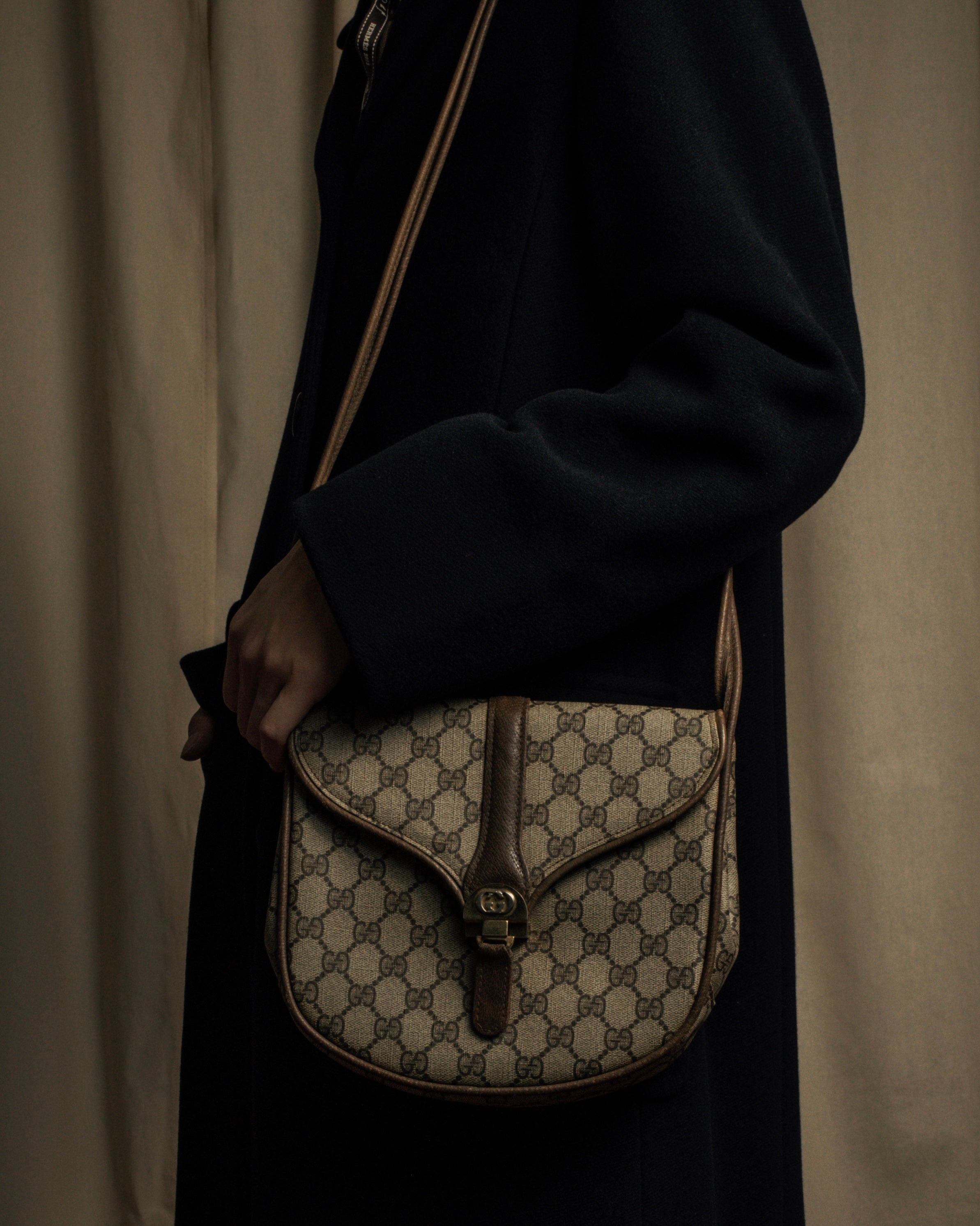 "GUCCI" 1970-80's Clasp design GG logo pattern shoulder bag