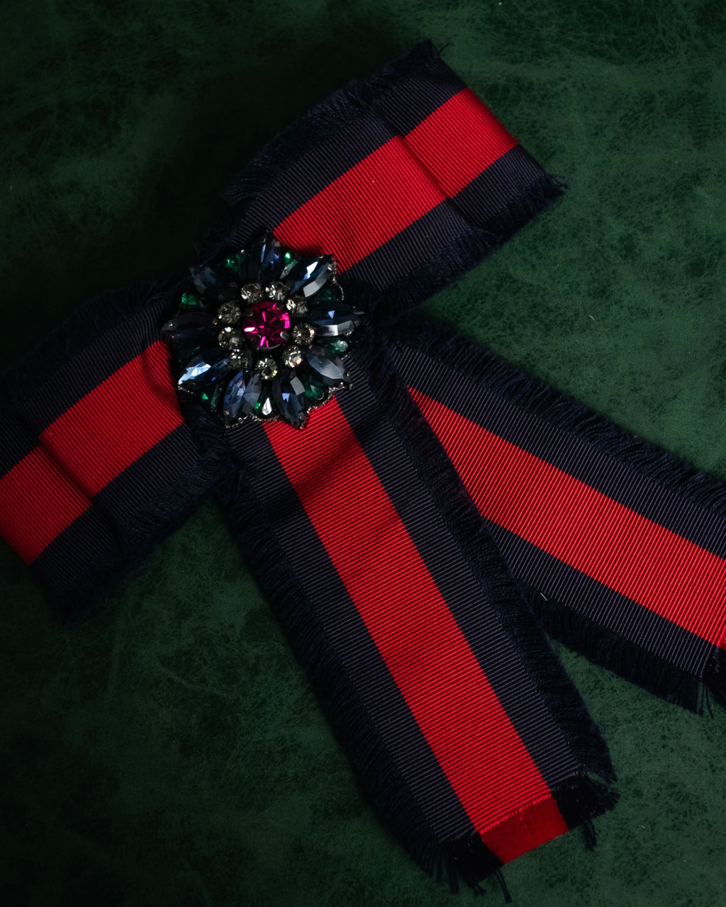 “GUCCI” 2016–2019 Web stripe crystal bow brooch