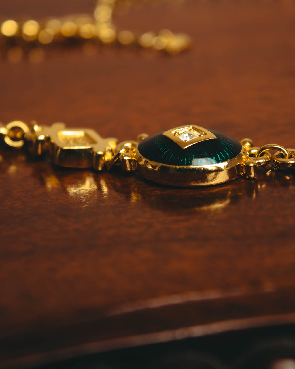 "BURBERRYS" 90's Emerald enamel costume jewelry necklace
