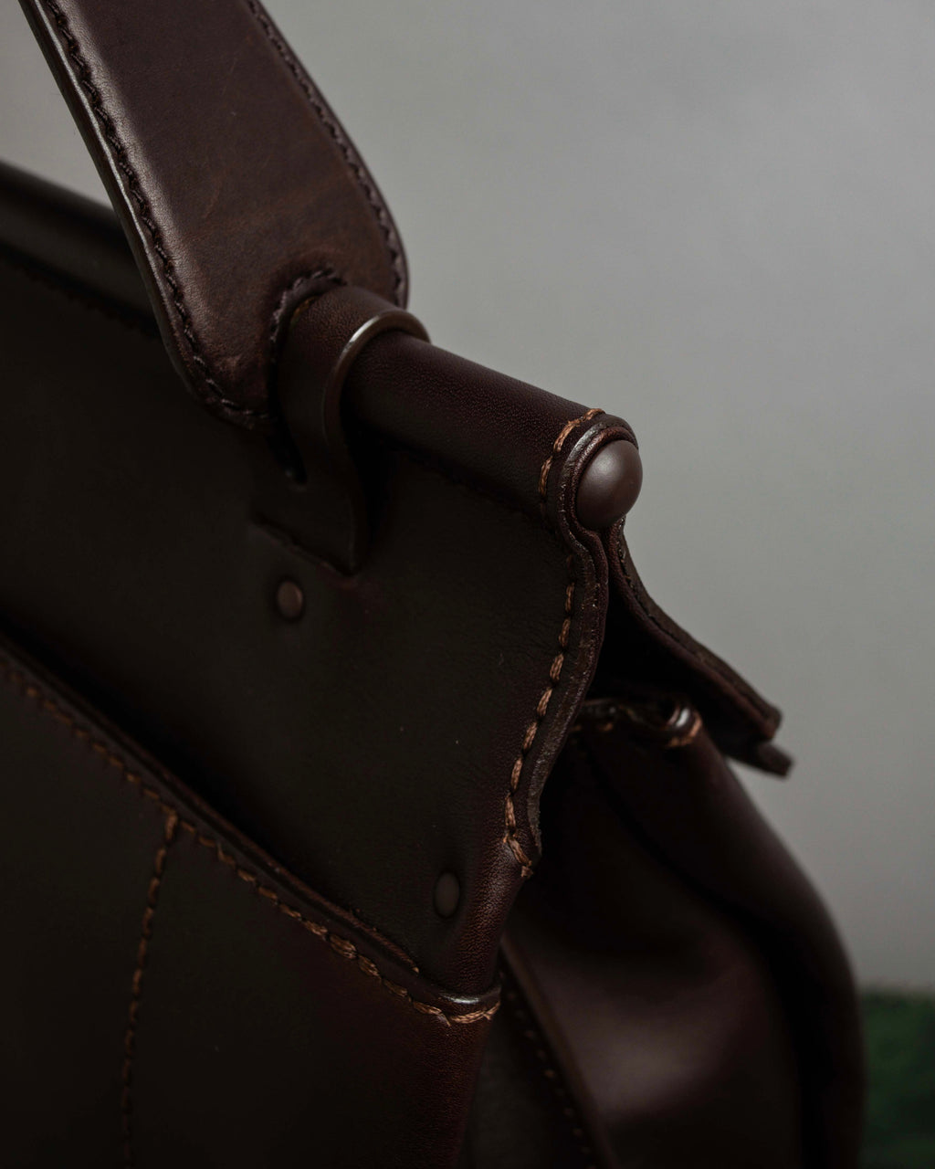 "Salvatore Ferragamo" Swivel crisp closure design leather one-handle bag