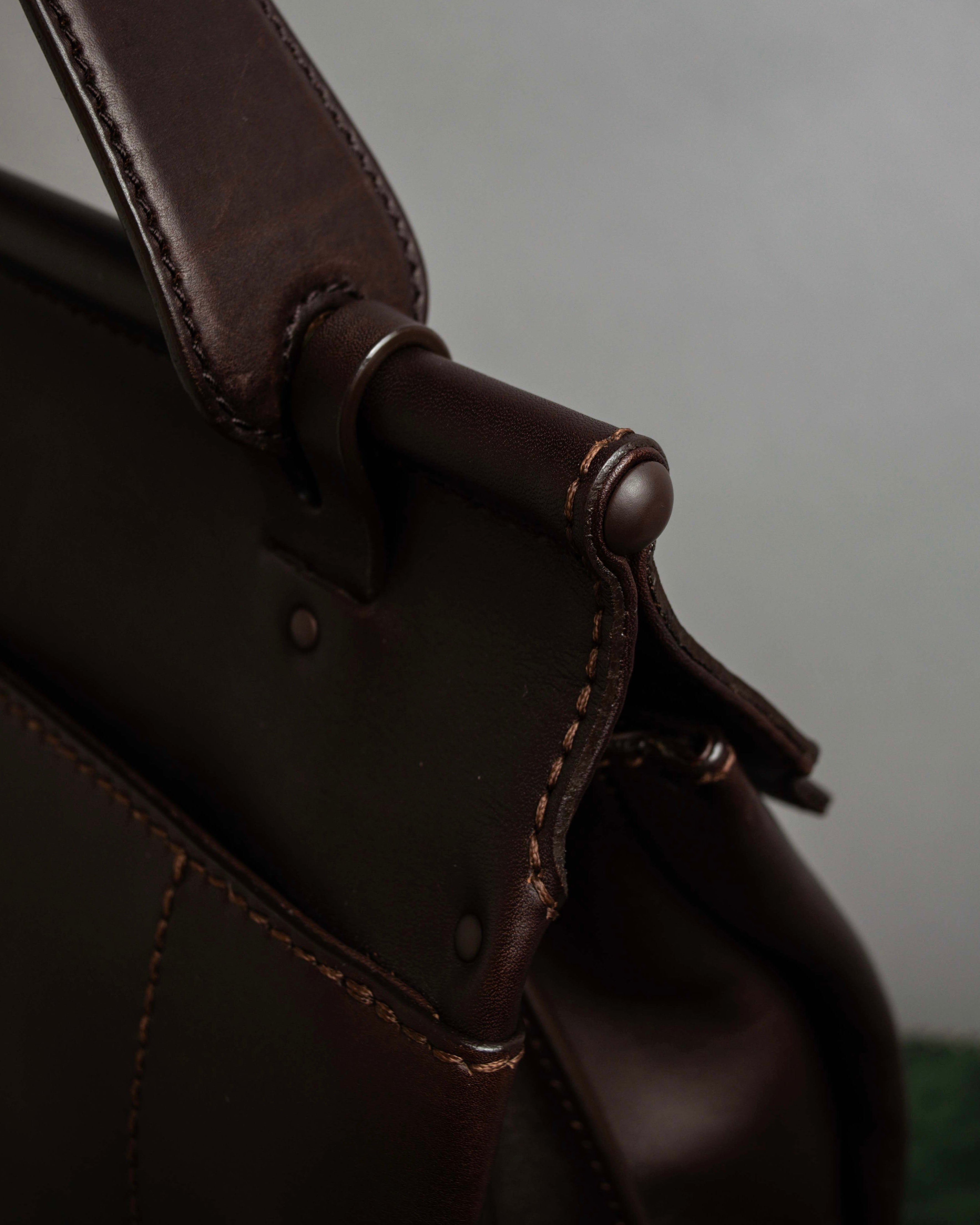 "Salvatore Ferragamo" Swivel crisp closure design leather one-handle bag