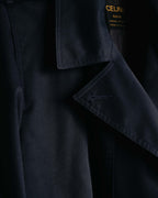 黒地に金文字でCELINE PARIS、MARQUE DÉPOSÉE、MADE IN FRANCEと織られた首元の旧タグと、ダークネイビーのラペルを捉えたカット。