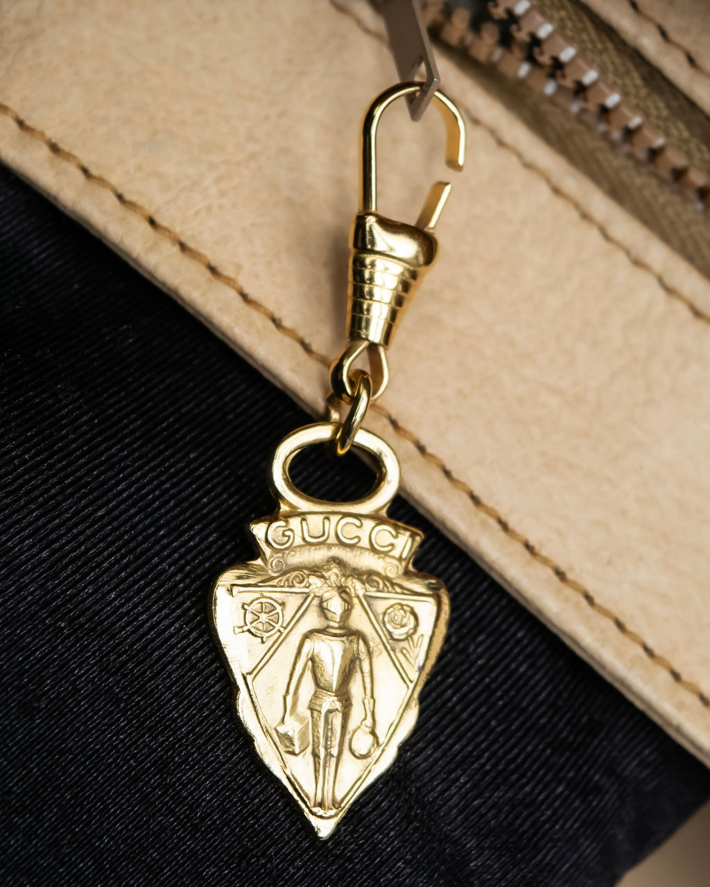 "GUCCI" Aristocratic crest charm suede shoulder bag