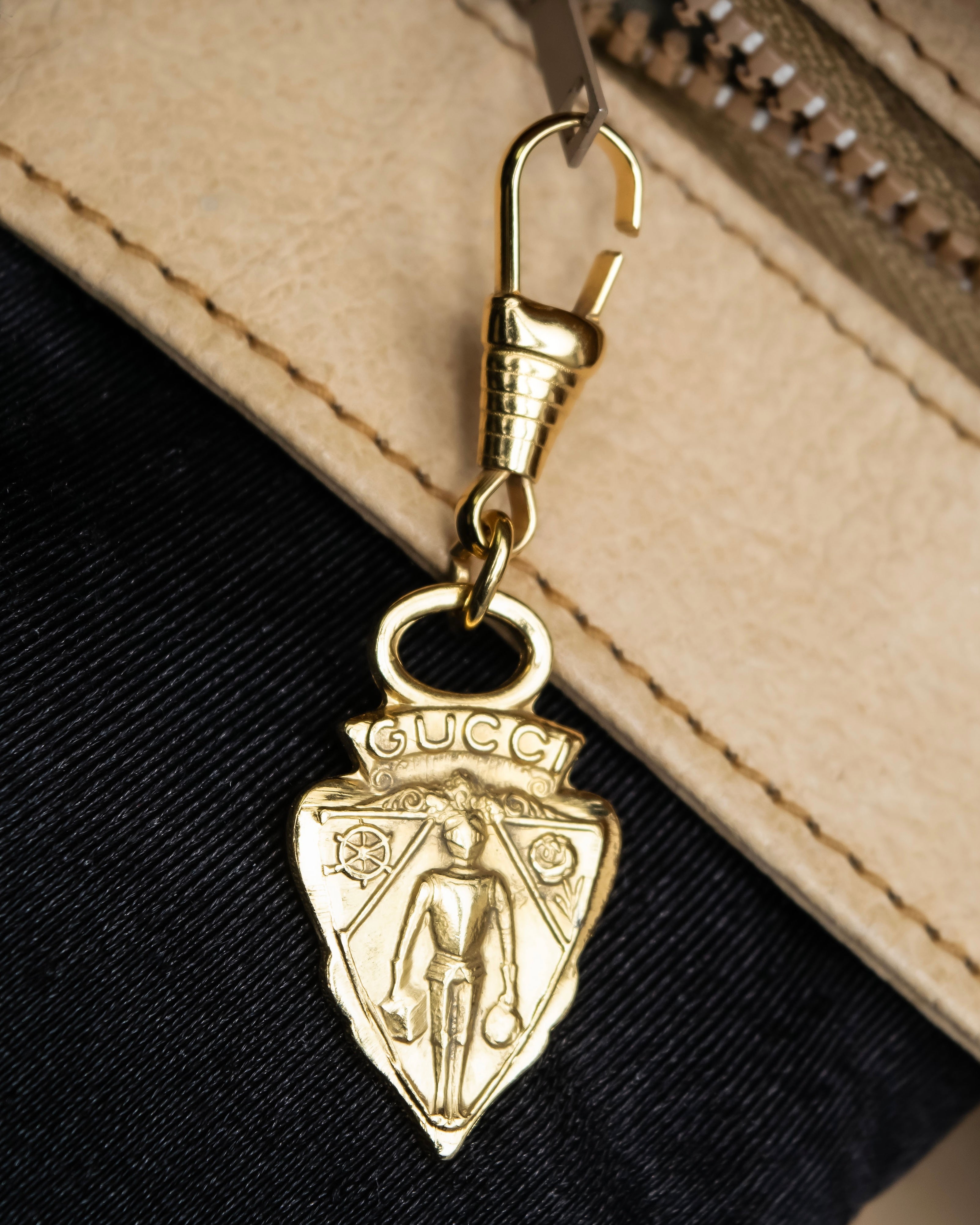 "GUCCI" Aristocratic crest charm suede shoulder bag