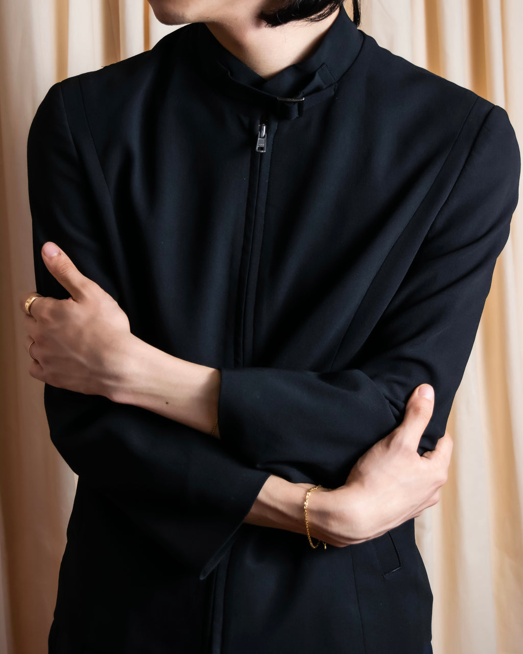 “ISSEY MIYAKE” Chin belt designed stand collar jacket