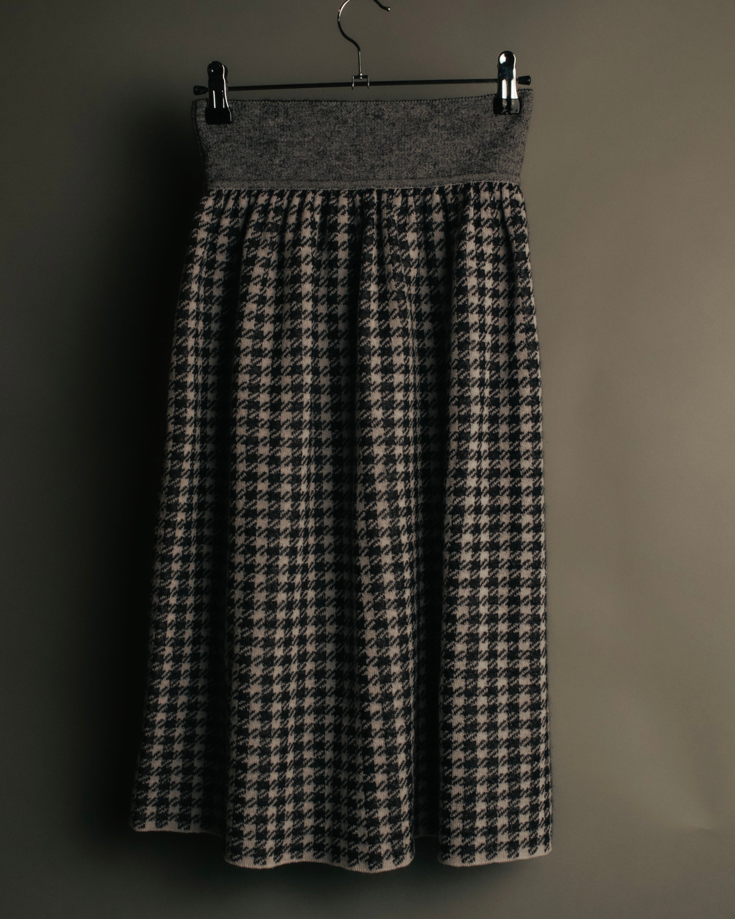 “Salvatore Ferragamo” 90’s-00’s Houndstooth knit flare skirt