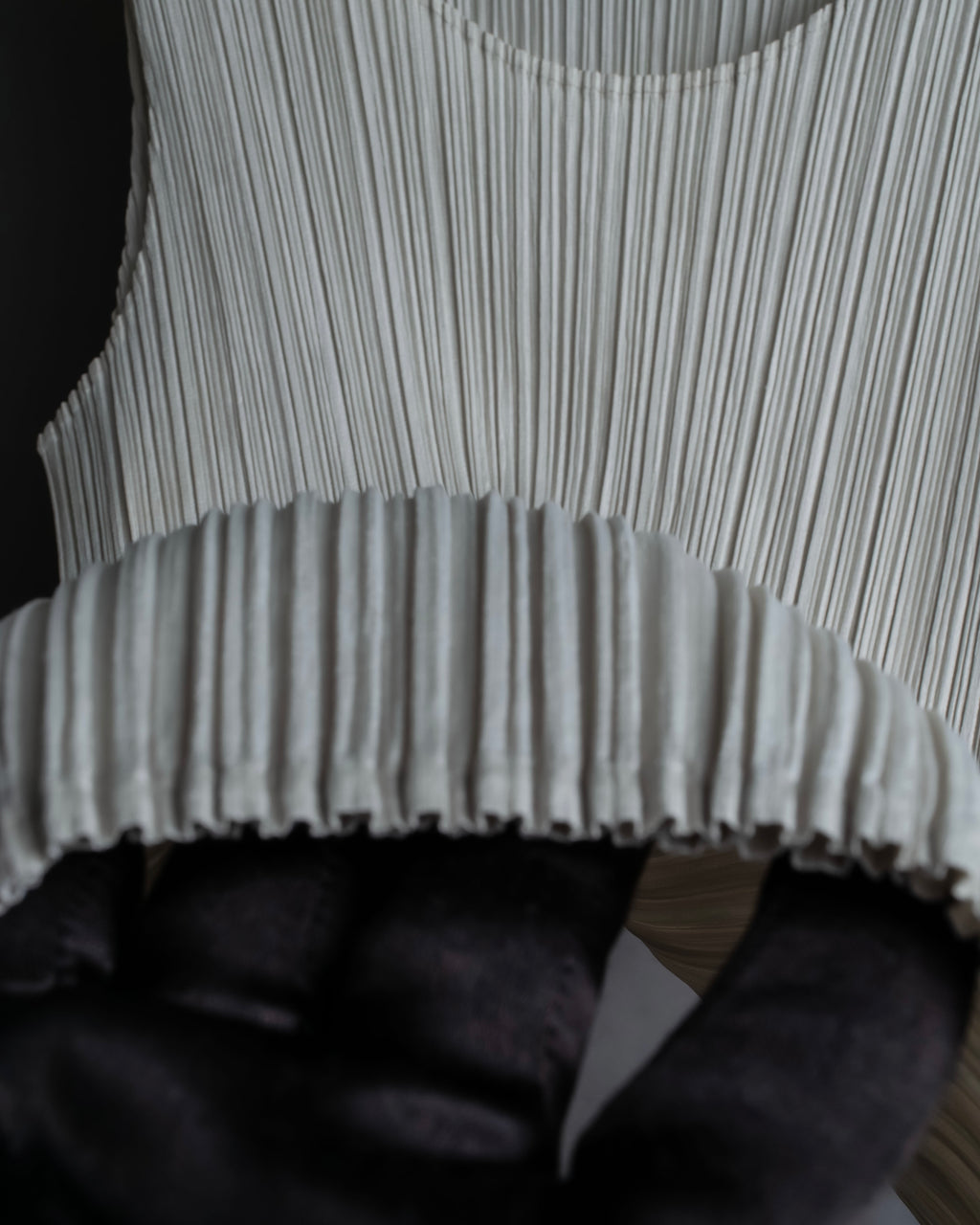 "PLEATS PLEASE ISSEY MIYAKE" Off-white tank top