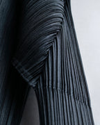 "PLEATS PLEASE ISSEY MIYAKE"
Features sleeve open collar blouse