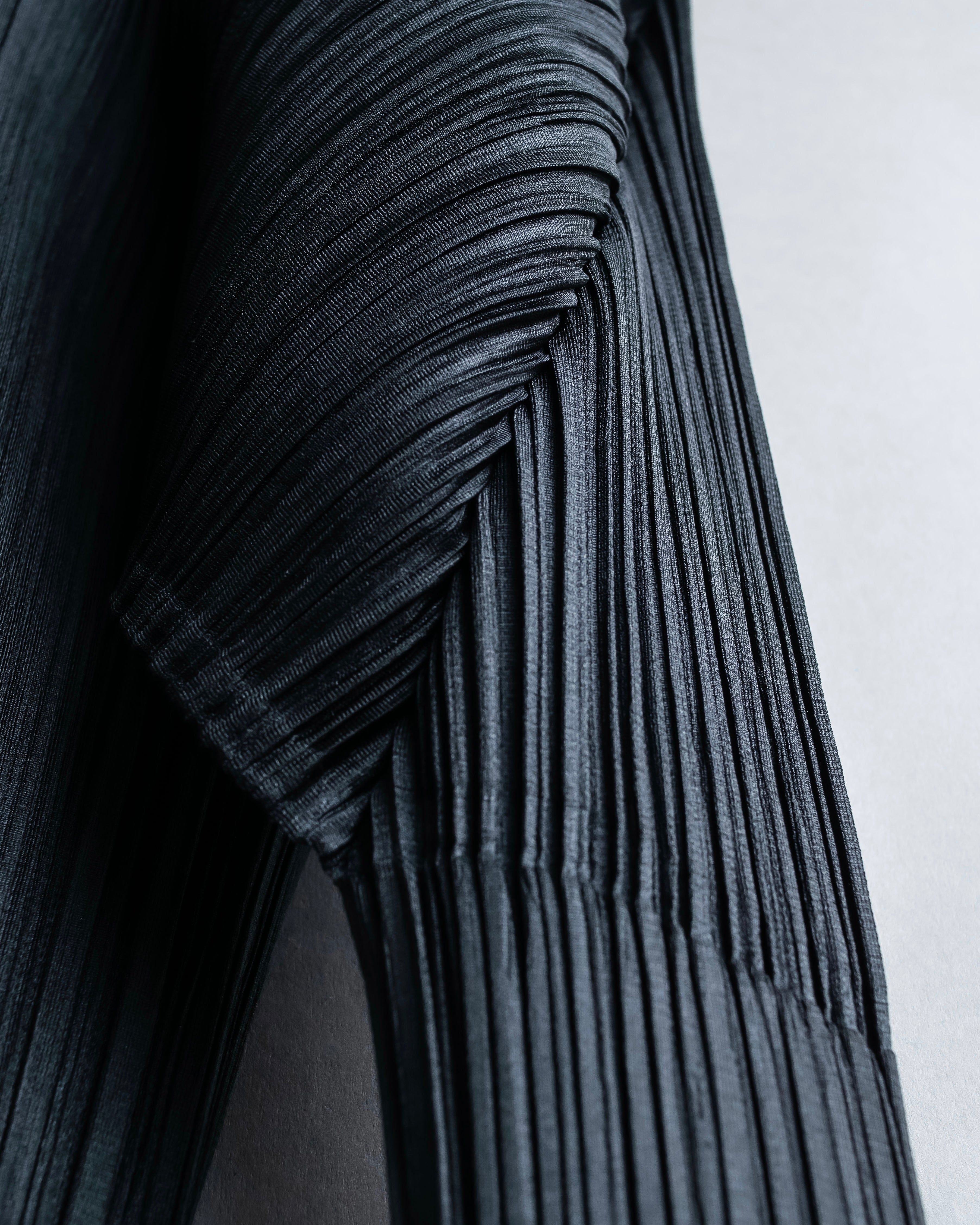 "PLEATS PLEASE ISSEY MIYAKE"
Features sleeve open collar blouse