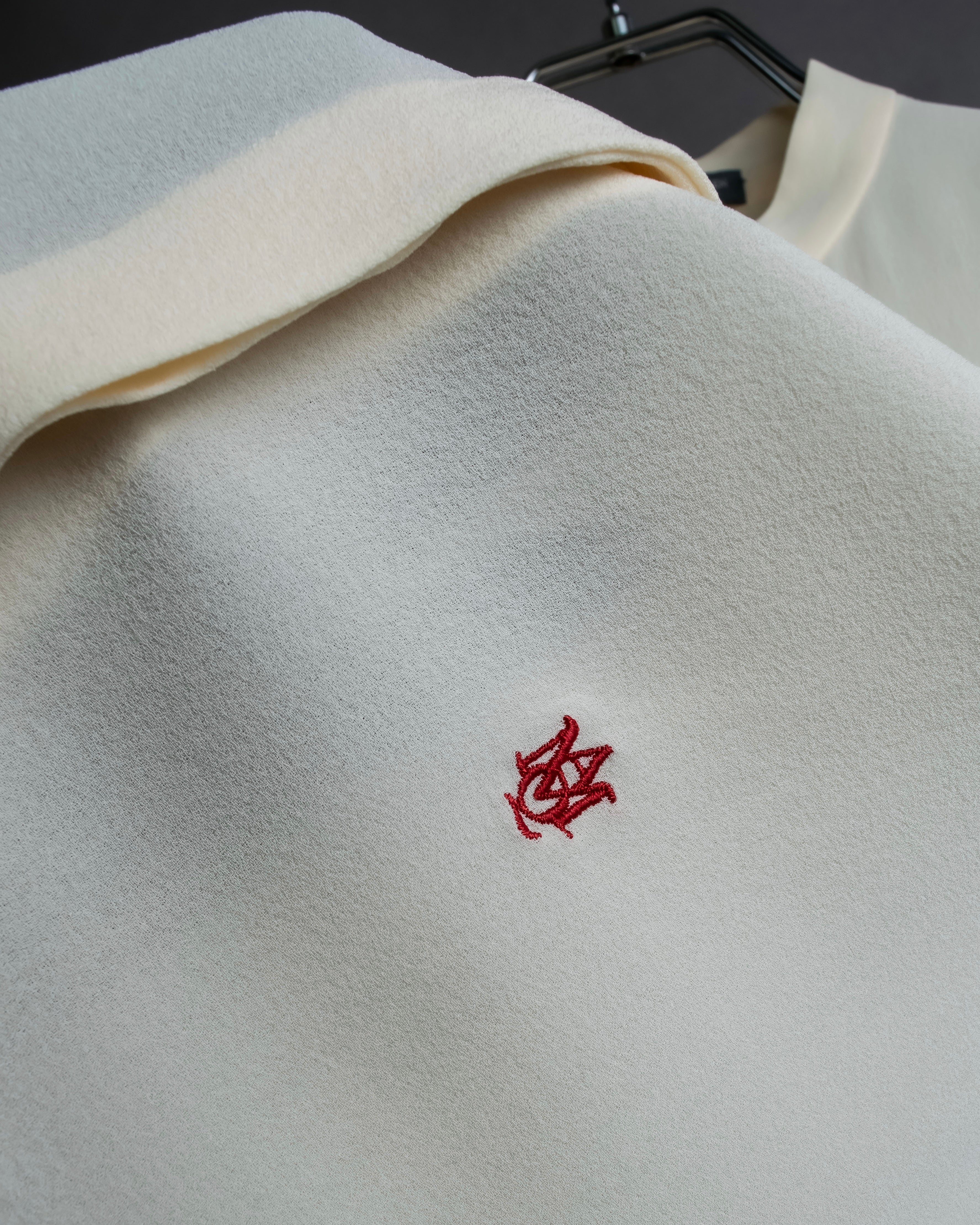 Camisa de seda con bordado en forma de logotipo "Alexandar McQueen" sin cuello