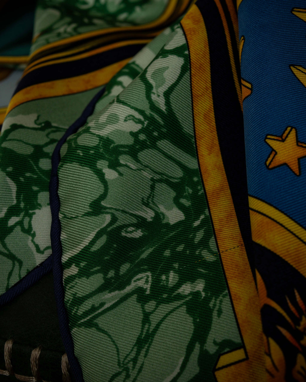 "HERMES" Carpe Diem design Carré 90 silk scarf