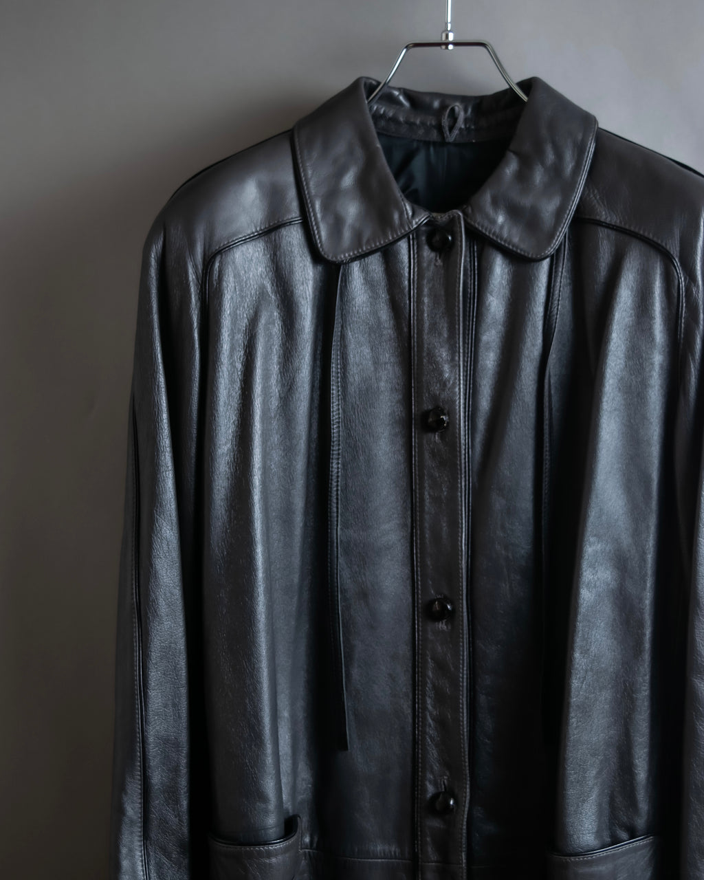 "VALENTINO" Power shoulder detail shape leather coat