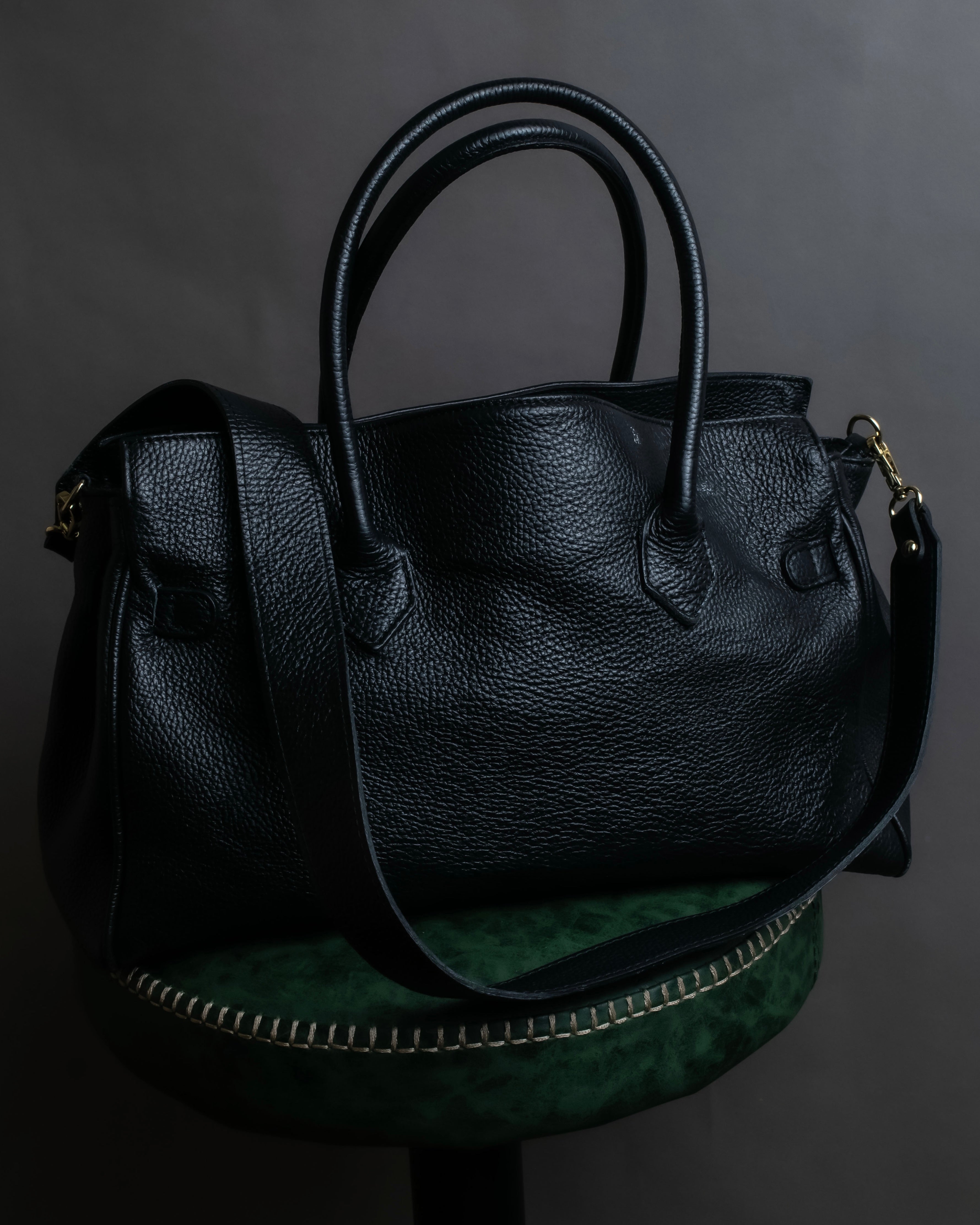 "AULENTTI" Gold closure belt design leather 2-way bag