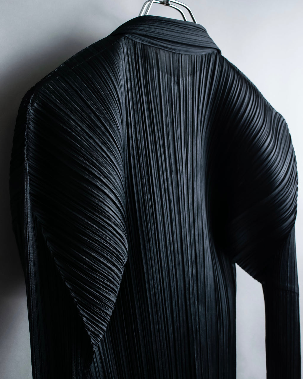 "PLEATS PLEASE ISSEY MIYAKE"
Features sleeve open collar blouse